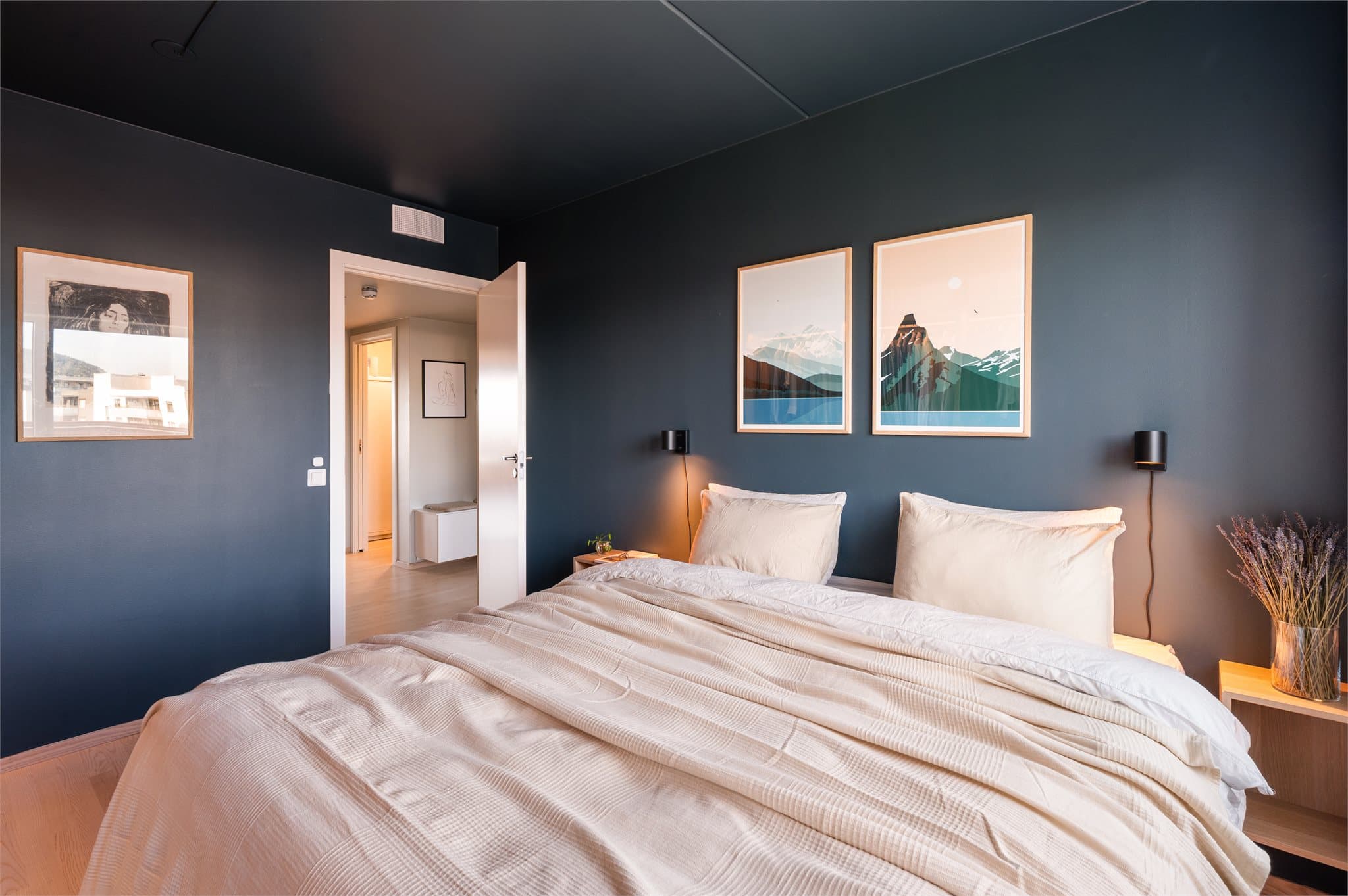 Et lunt og behagelig rom for hvile, med parkett på gulv og malte flater.