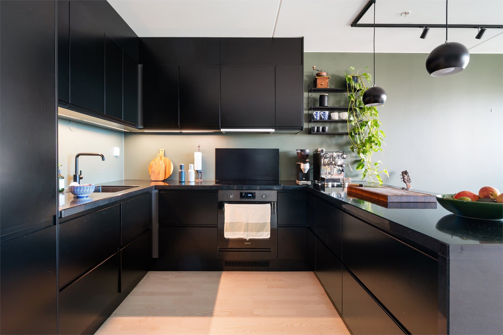 Benkeplaten i stein med nedfelt vask understreker den gjennomgående høye standarden.