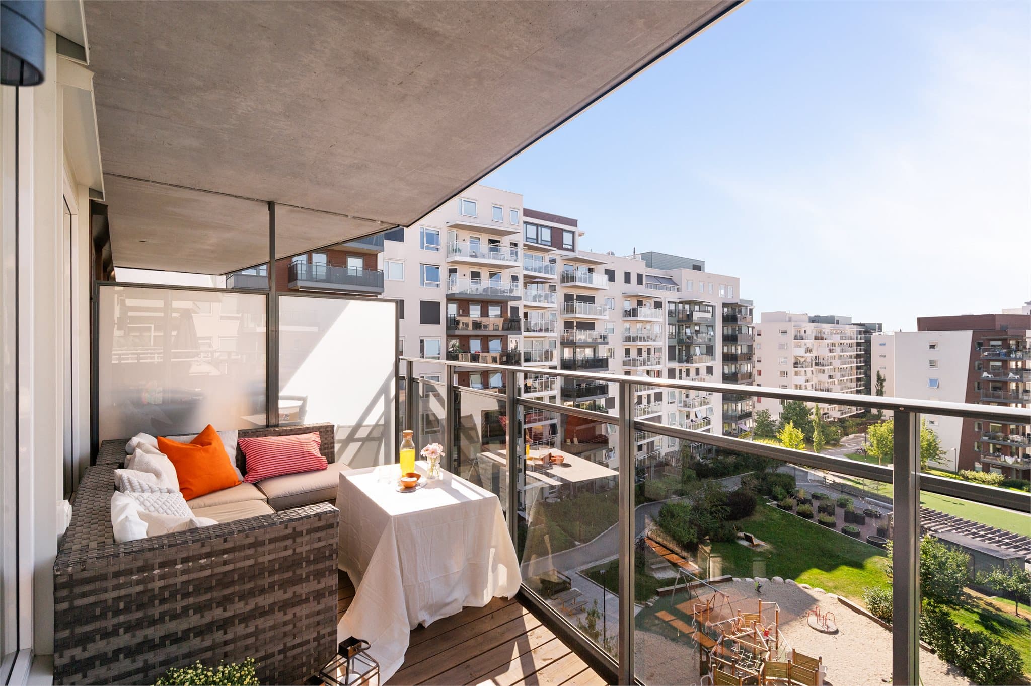 Balkongen ligger høyt og fritt i 6. etasje, med begrenset innsyn.