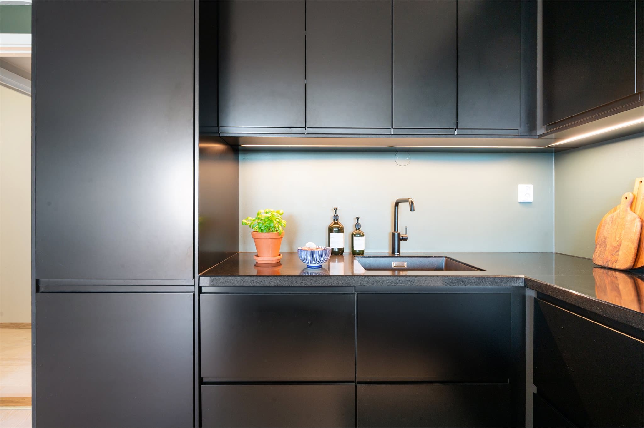 Alle hvitevarer er integrerte, inkludert platetopp, stekeovn, oppvaskmaskin og kjøleskap.