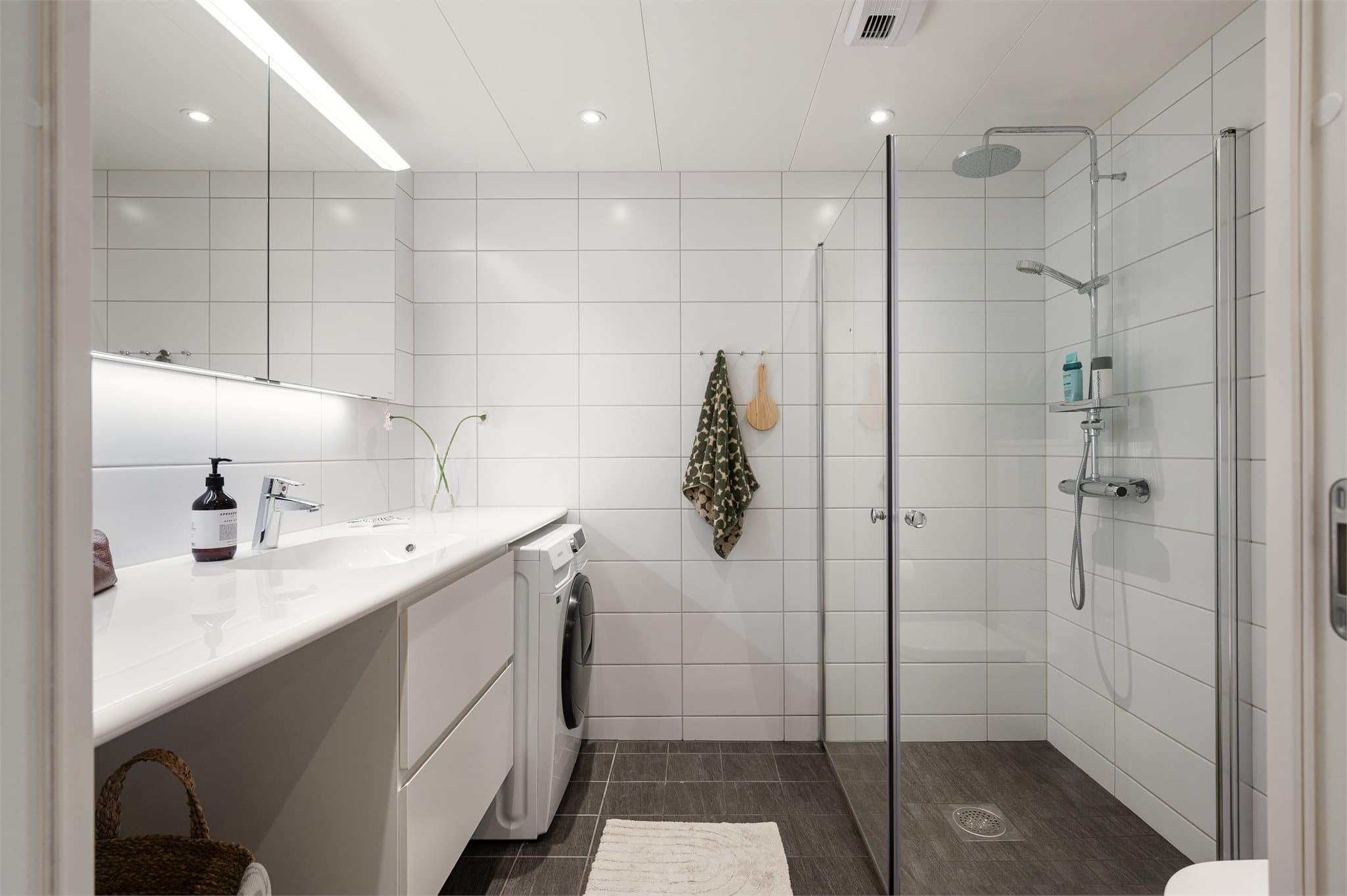 Hovedbadet er stilrent med flislagte overflater og behagelig, vannbåren gulvvarme.