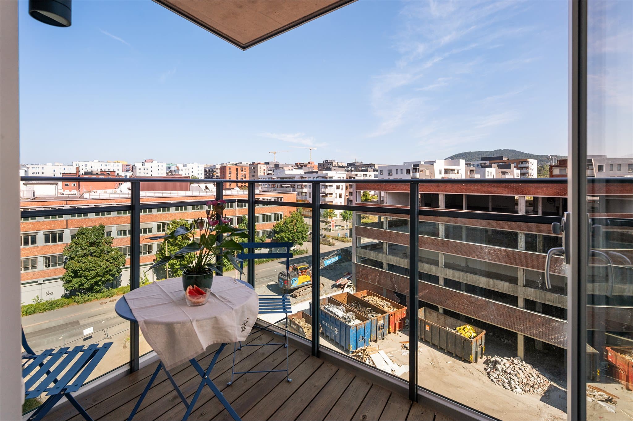 Fra hybelen er det utgang til en egen nordvendt balkong på ca. 4 m². En privat og usjenert uteplass tilknyttet utleiedelen. Bygget på andre siden er ferdig revet.