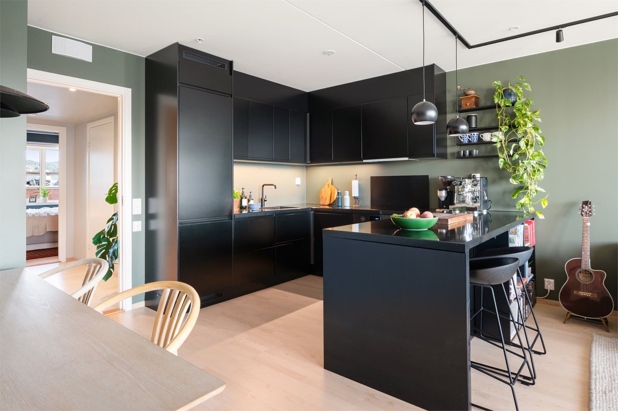 Boligen har balansert ventilasjon, med avtrekk integrert over kokeplassen.