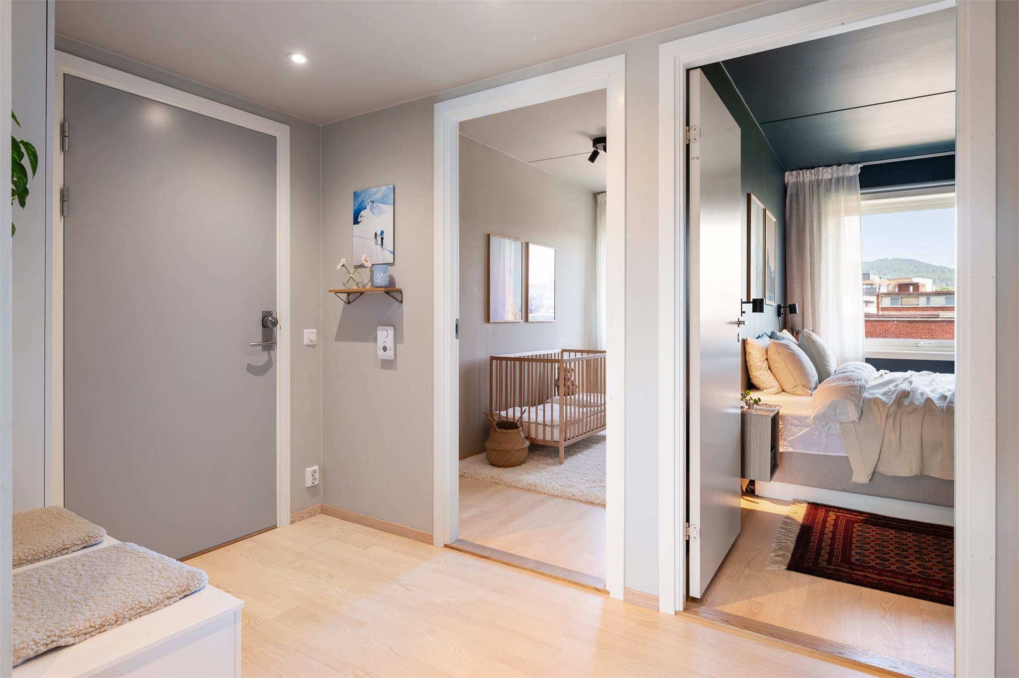 Entréen er romslig med gode oppbevaringsmuligheter og downlights i taket.