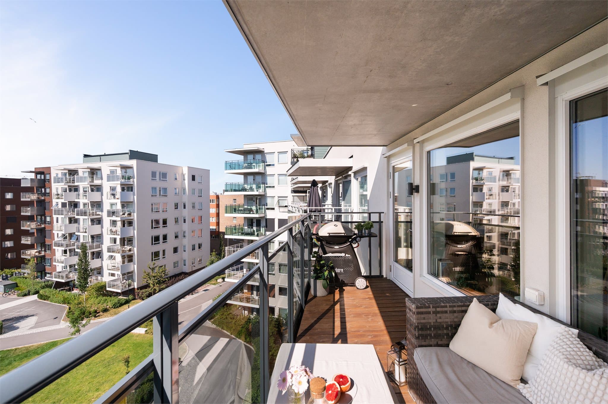 Rekkverket i stål og glass gir et moderne uttrykk og slipper lyset inn.