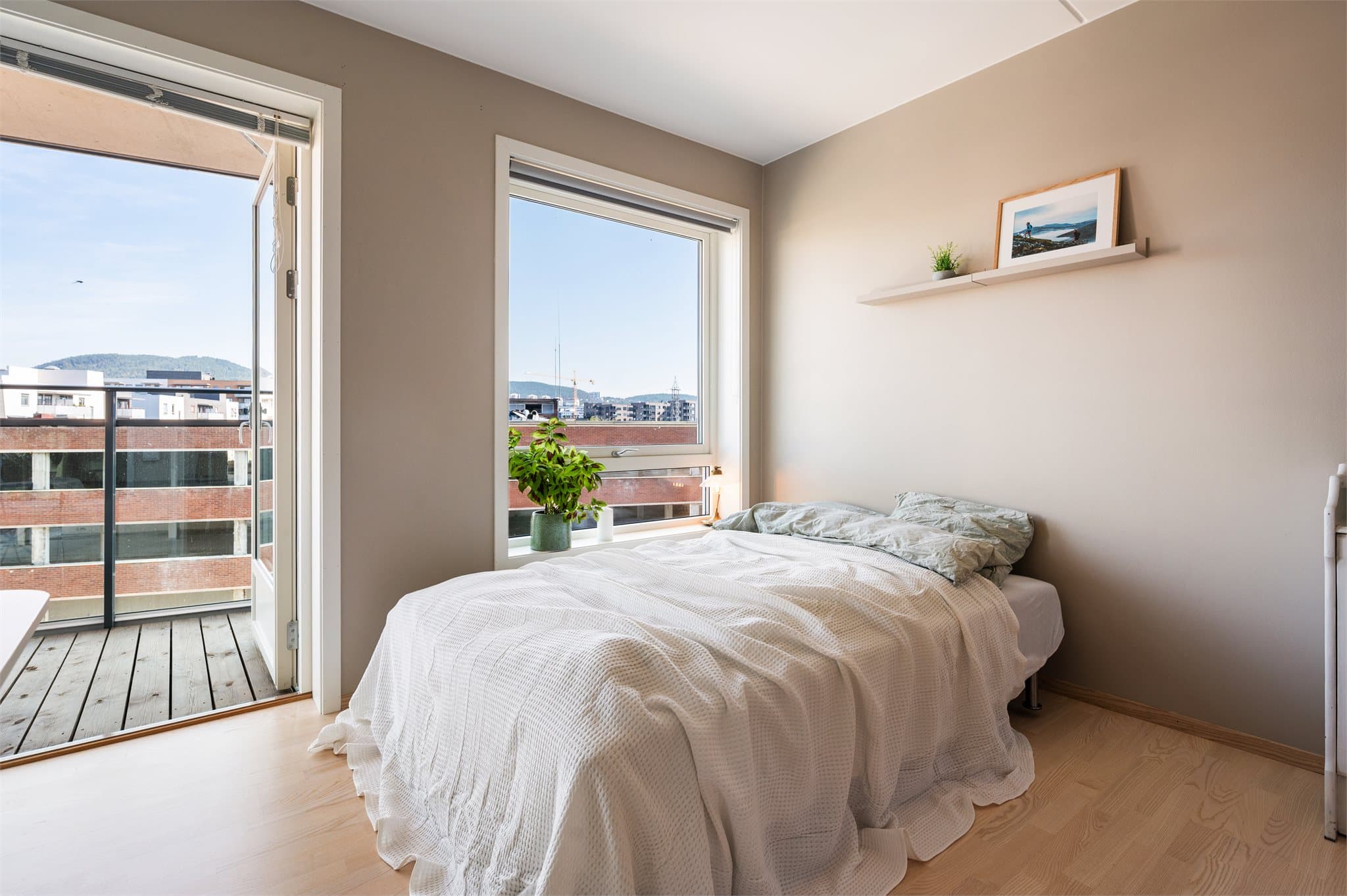 Rommet kan innredes som en kombinert sove- og oppholdssone, med utgang til egen balkong.