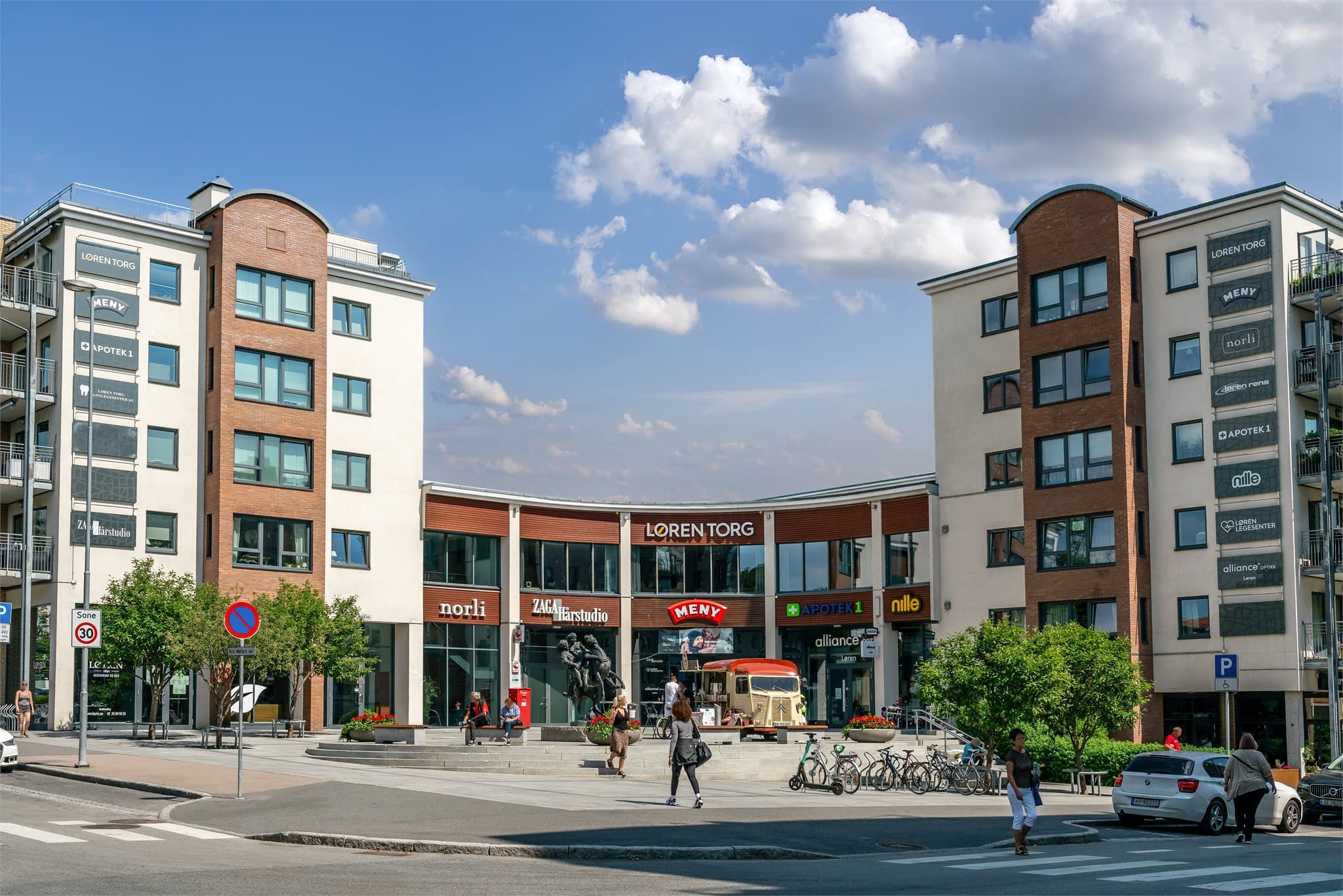 Løren Torg er et livlig nærsenter med et bredt utvalg av butikker og servicetilbud.