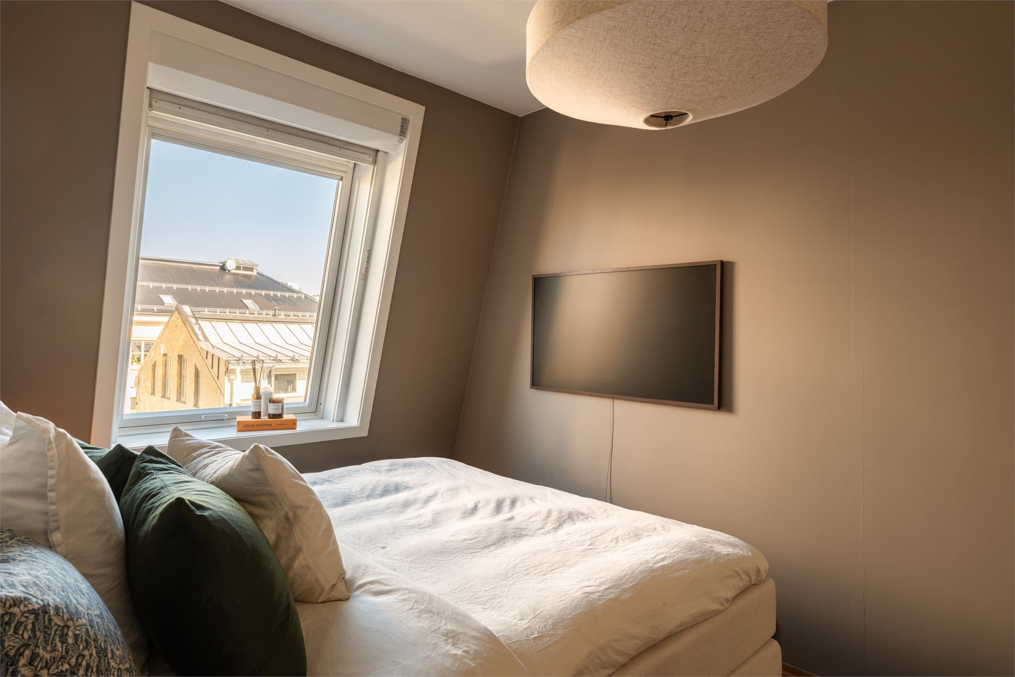 Hovedsoverommet vender mot en rolig bakgård og har plass til dobbeltseng.