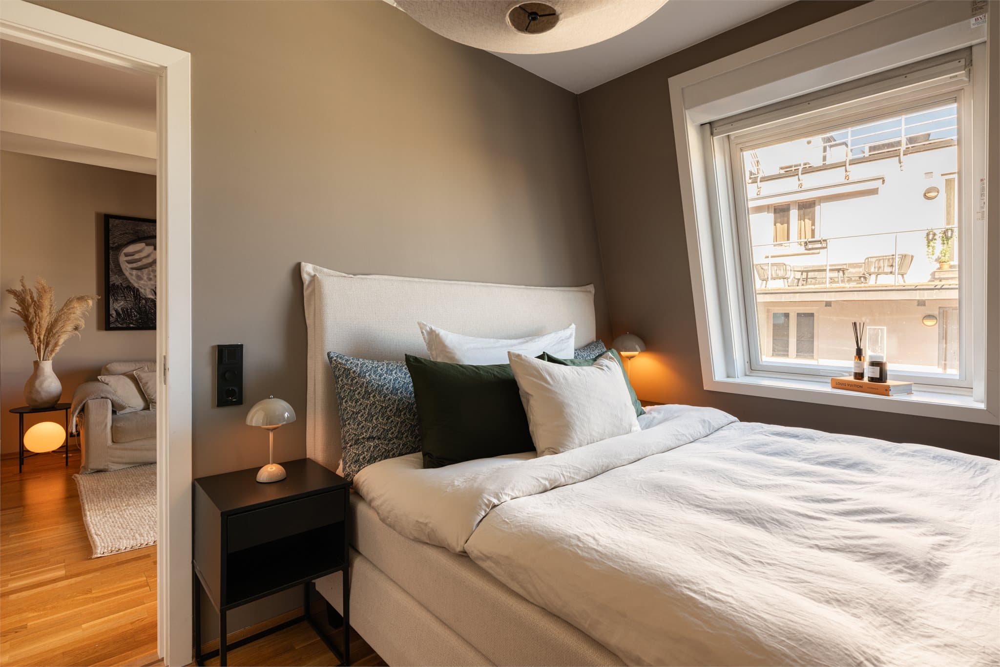 Rommet har en lun og behagelig atmosfære, perfekt for avkobling.