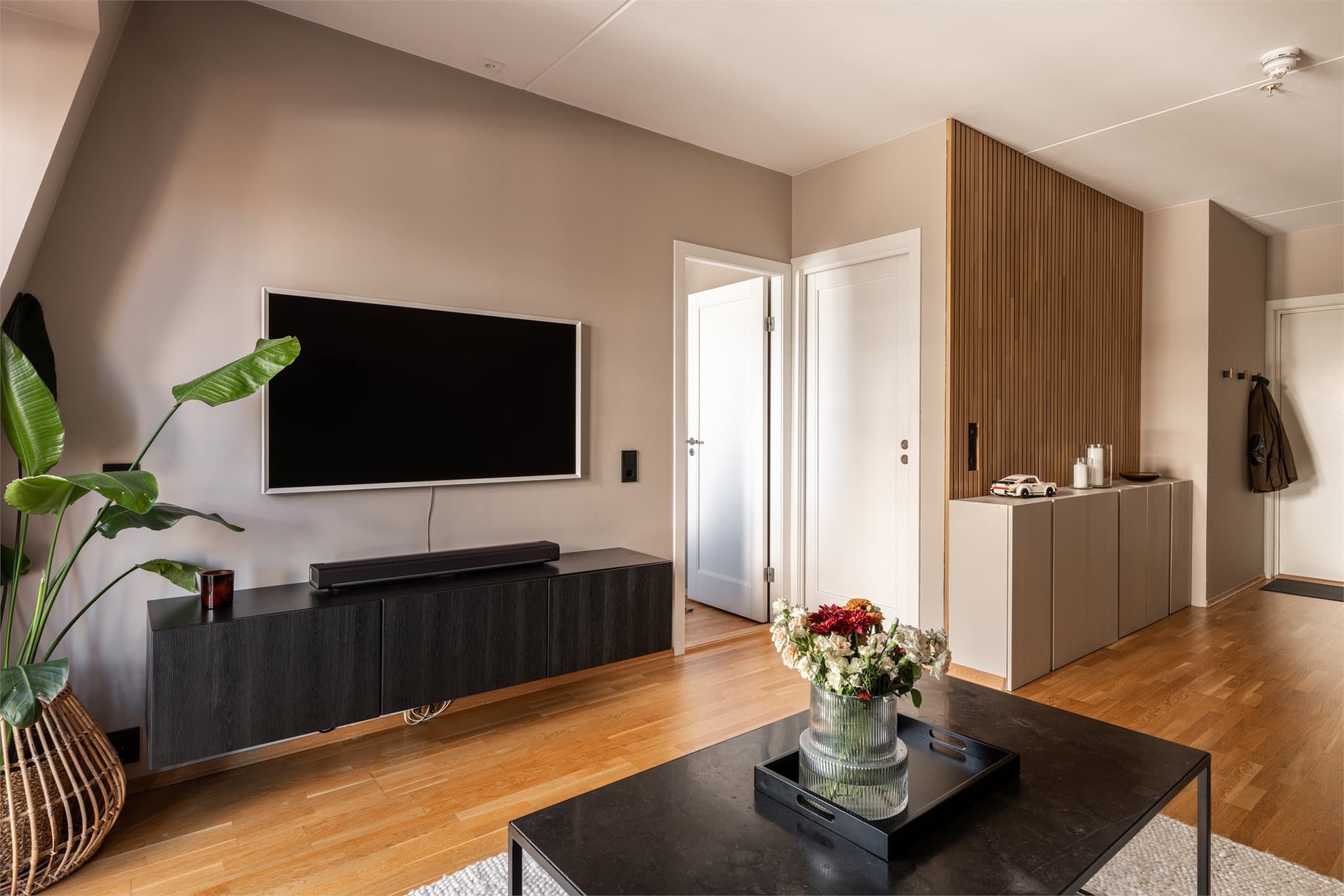 Stuen har god plass til både sofagruppe og en vegghengt mediebenk.