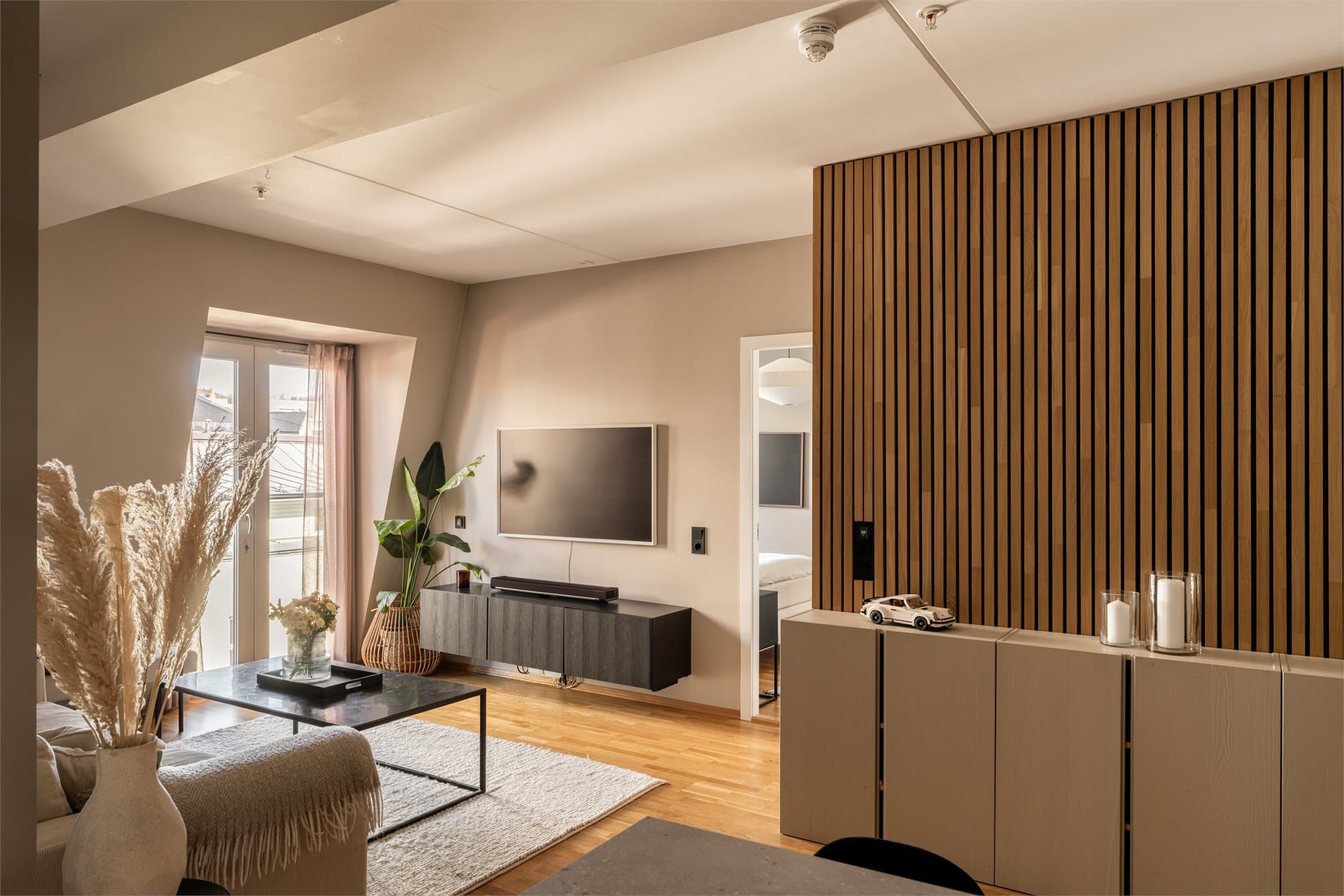 Gjennomgående eikeparkett og lyse veggflater gir et helhetlig og tidløst preg.