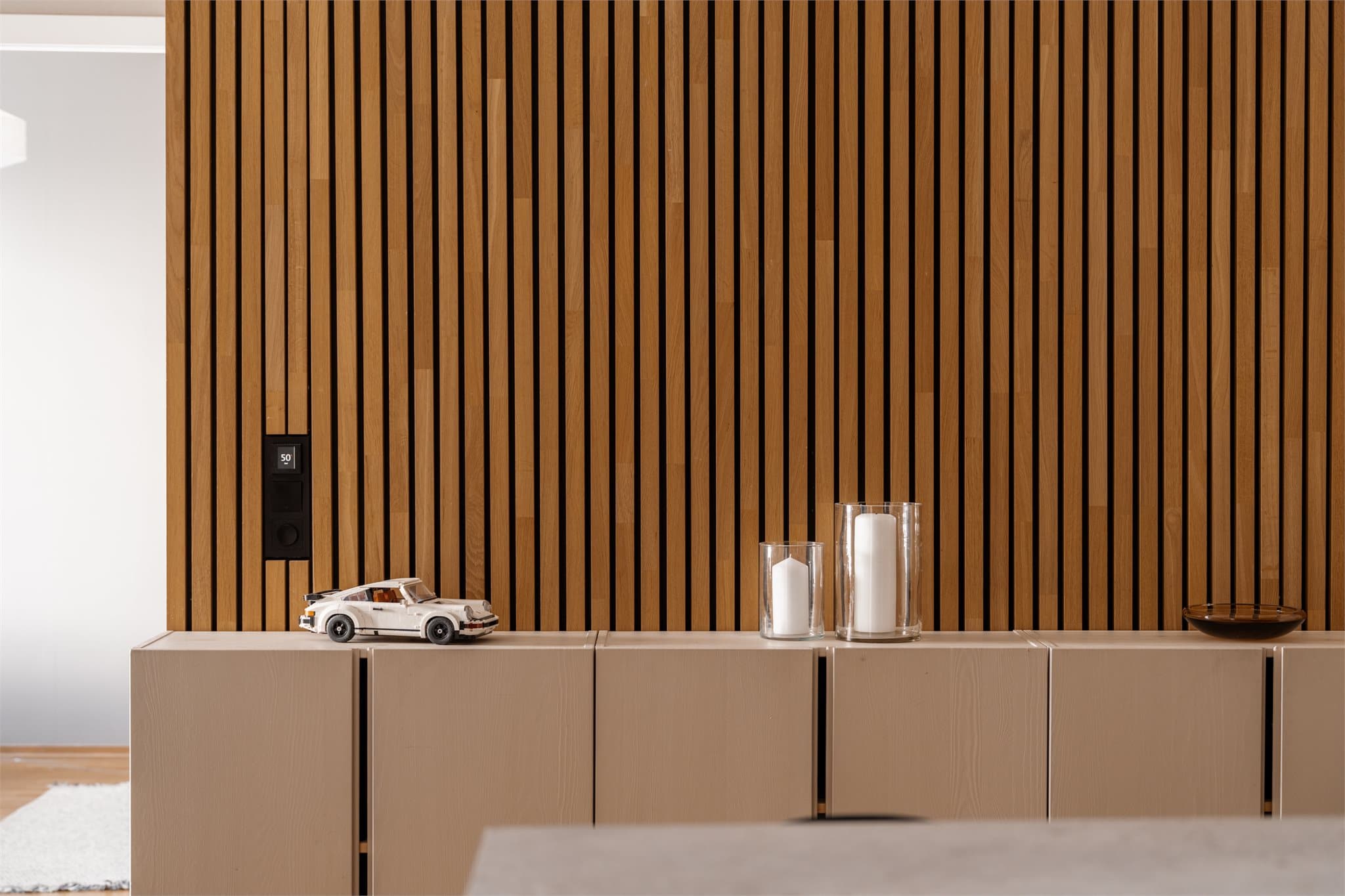 Nærbilde av den taktile spileveggen i eik.