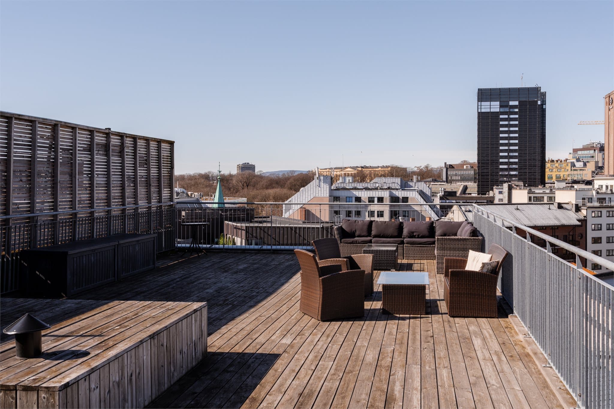 Sameiets felles takterrasse er et flott samlingspunkt med utsikt over byens tak.