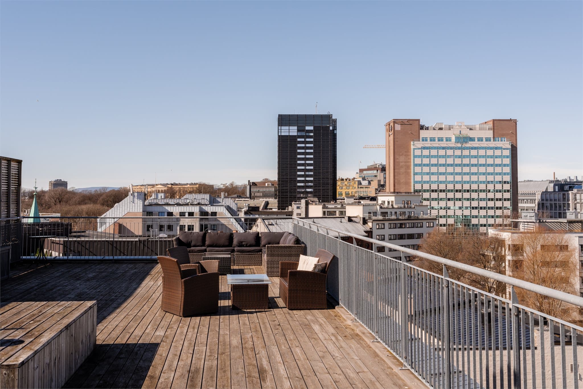 Bygget har en stor, felles takterrasse med gode solforhold og utsikt over byen og nærområdet. Terrassen er møblert med nye møbler fra 2026 og er et flott sted for sosiale sammenkomster eller for å nyte rolige dager utendørs.