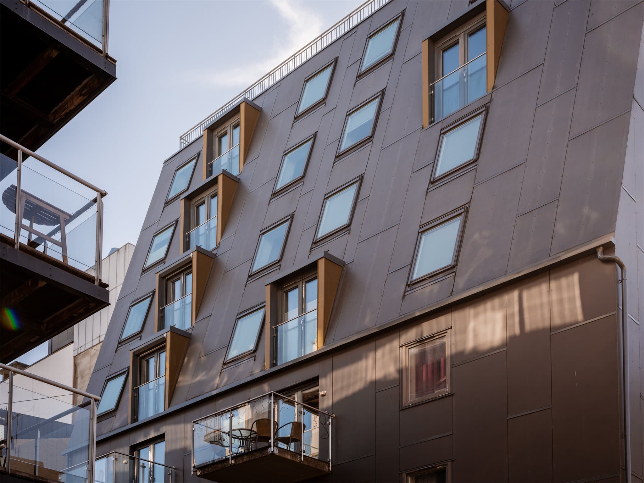 Beliggenheten er svært sentral, med kun 3 minutters gange til St. Olavs plass med et bredt utvalg av busslinjer.