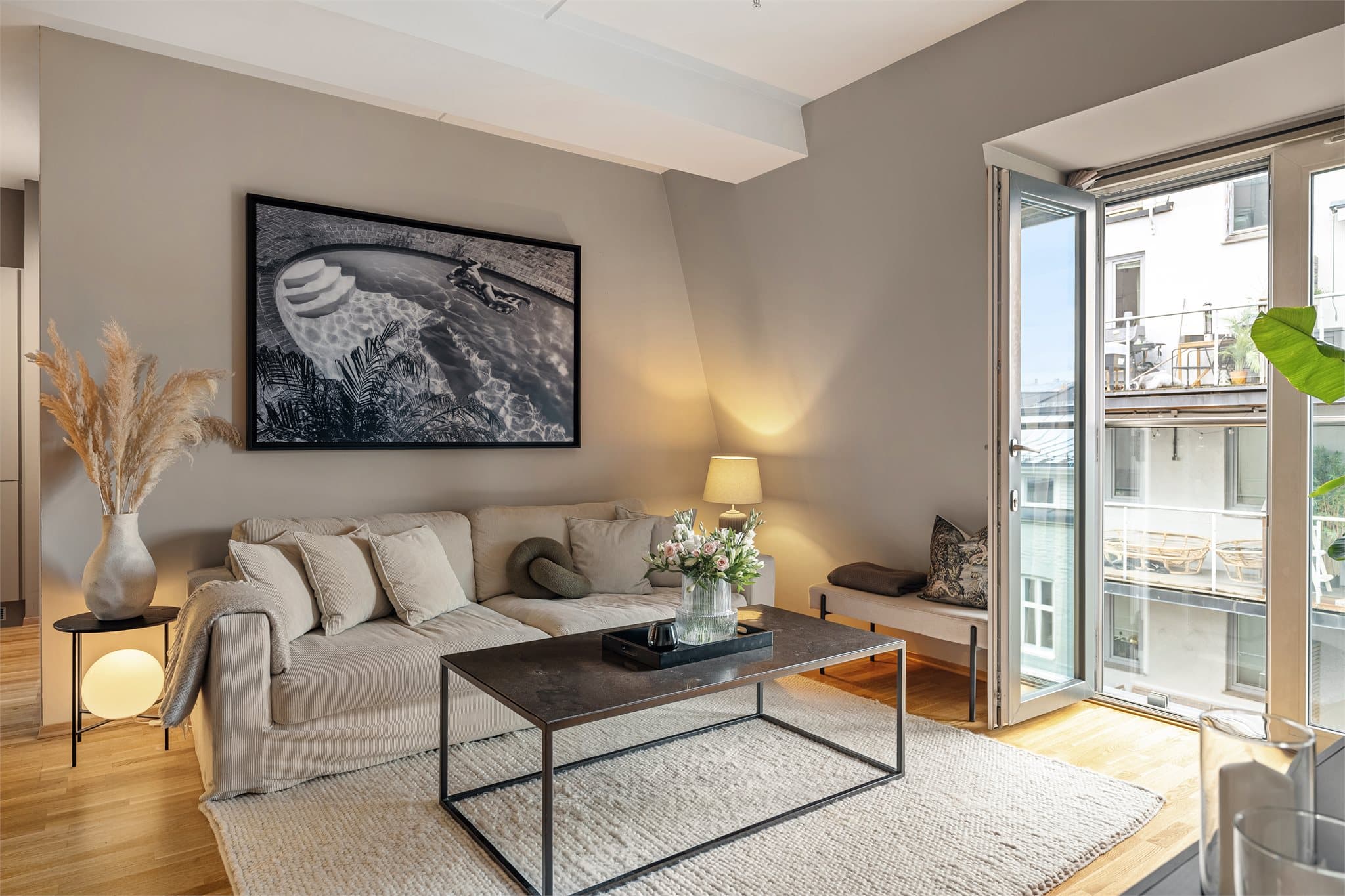 Her presenteres en lekker og moderne 3-roms selveier i byggets 5.etasje med enkel heisadkomst.