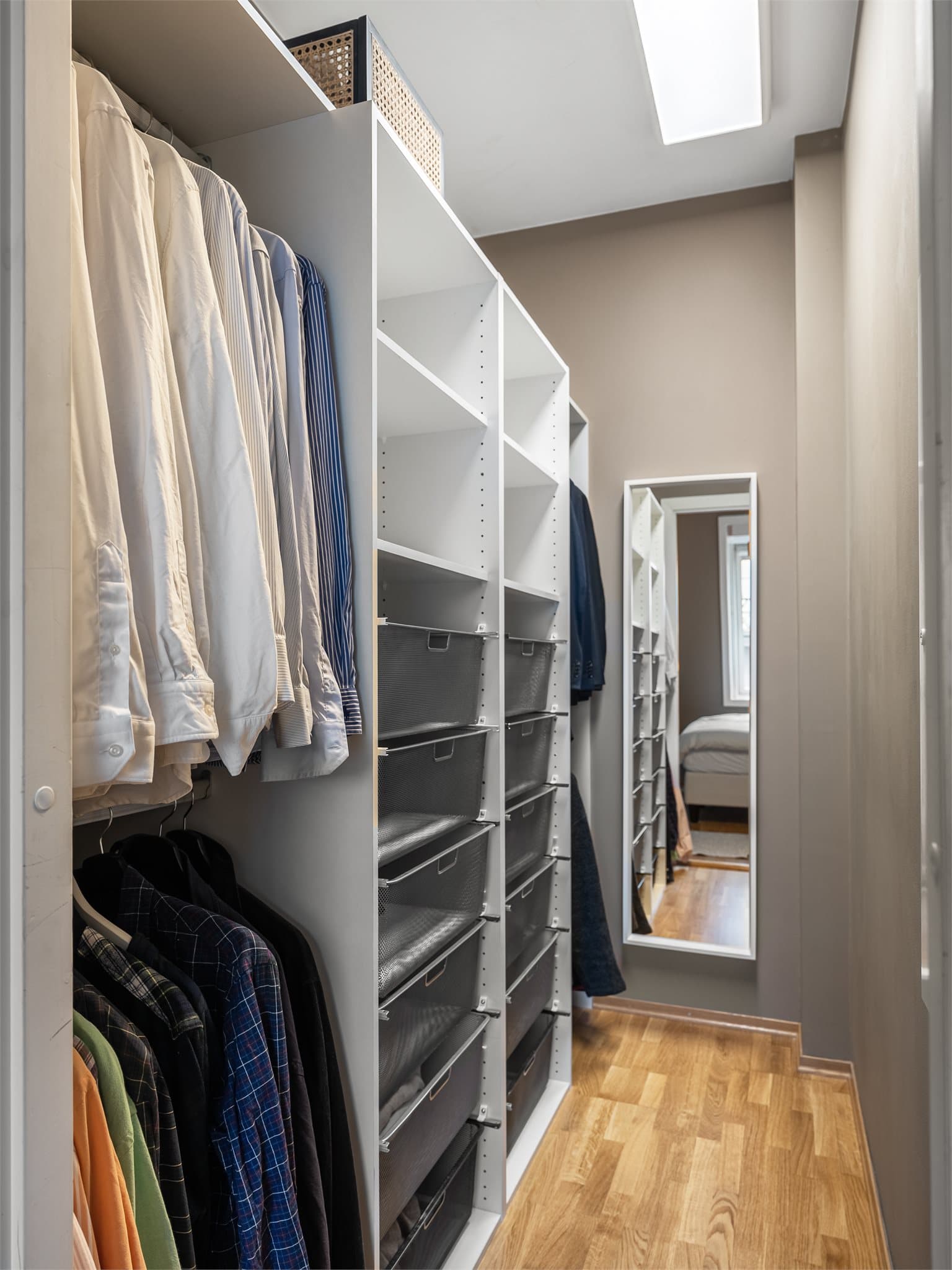 Garderoben er innredet med et fleksibelt hyllesystem som maksimerer lagringsplassen.