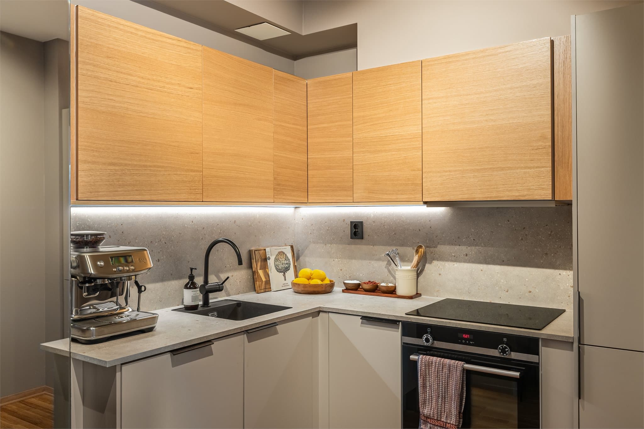 Hjørneløsningen utnytter plassen optimalt og gir gode oppbevaringsløsninger og arbeidsflater.