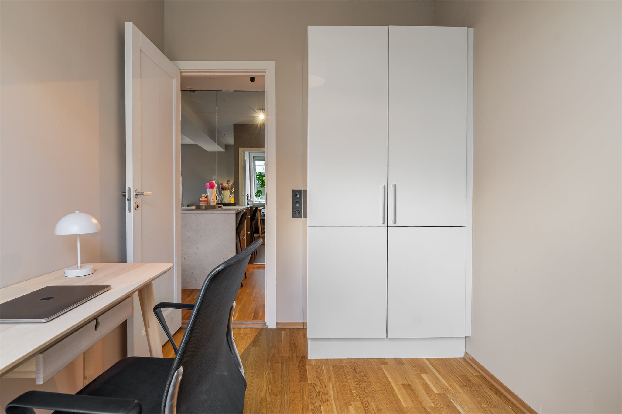 Rommet har også plass til garderobeløsning.