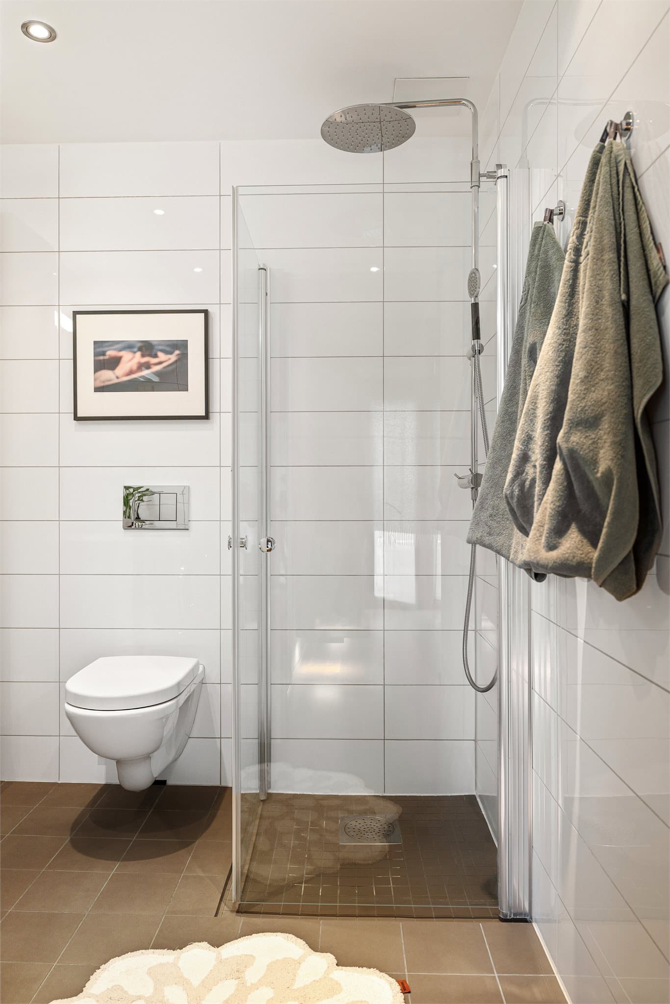 Badet er flislagt på gulv og vegger, og har elektriske varmekabler i gulvet.