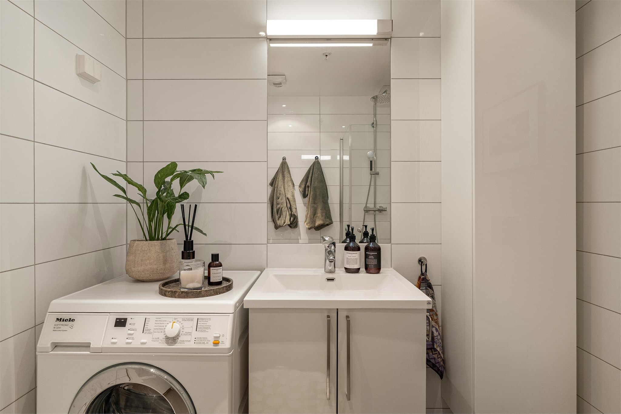 Innredningen består av servantskap og et høyskap som gir god oppbevaringsplass.