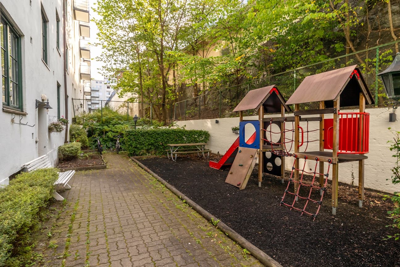 Sameiet har en opparbeidet tomt med beplantet forhave samt bakgård med belegningstein, sykkelparkering, lekeareal og beplantning med bed og busker.