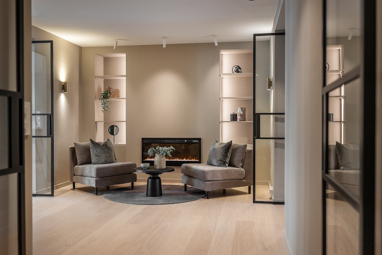 Hallen har en moderne elektrisk peis med varmefunksjon. Stemningsfulle LED-striper i bokhyllen.