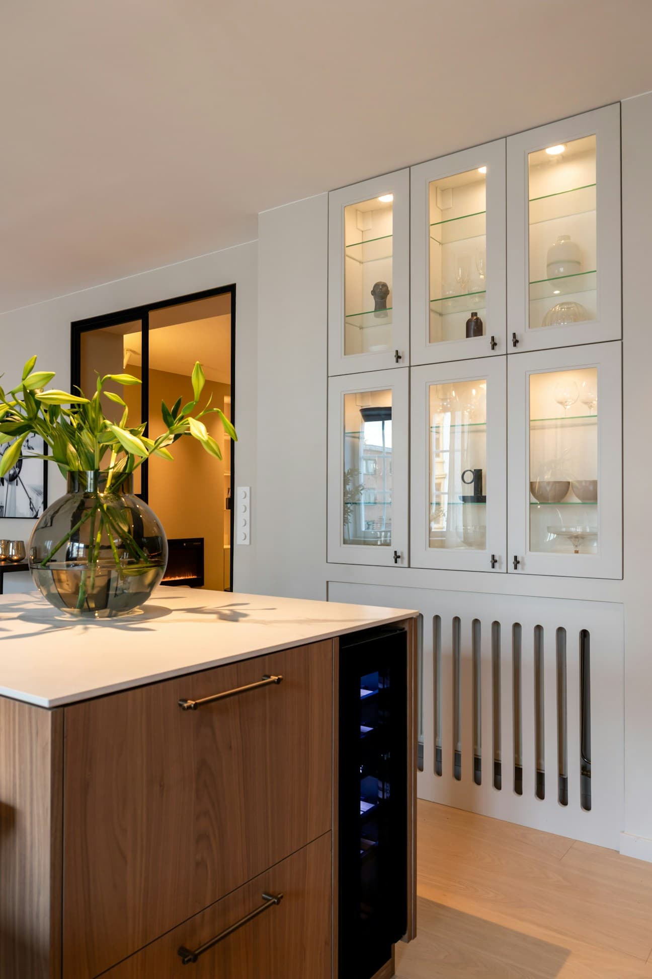 Kjøkkenet har en elegant kjøkkenøy med integrert vinskap, samt et plassbygd vitrineskap som setter prikken over i’en.