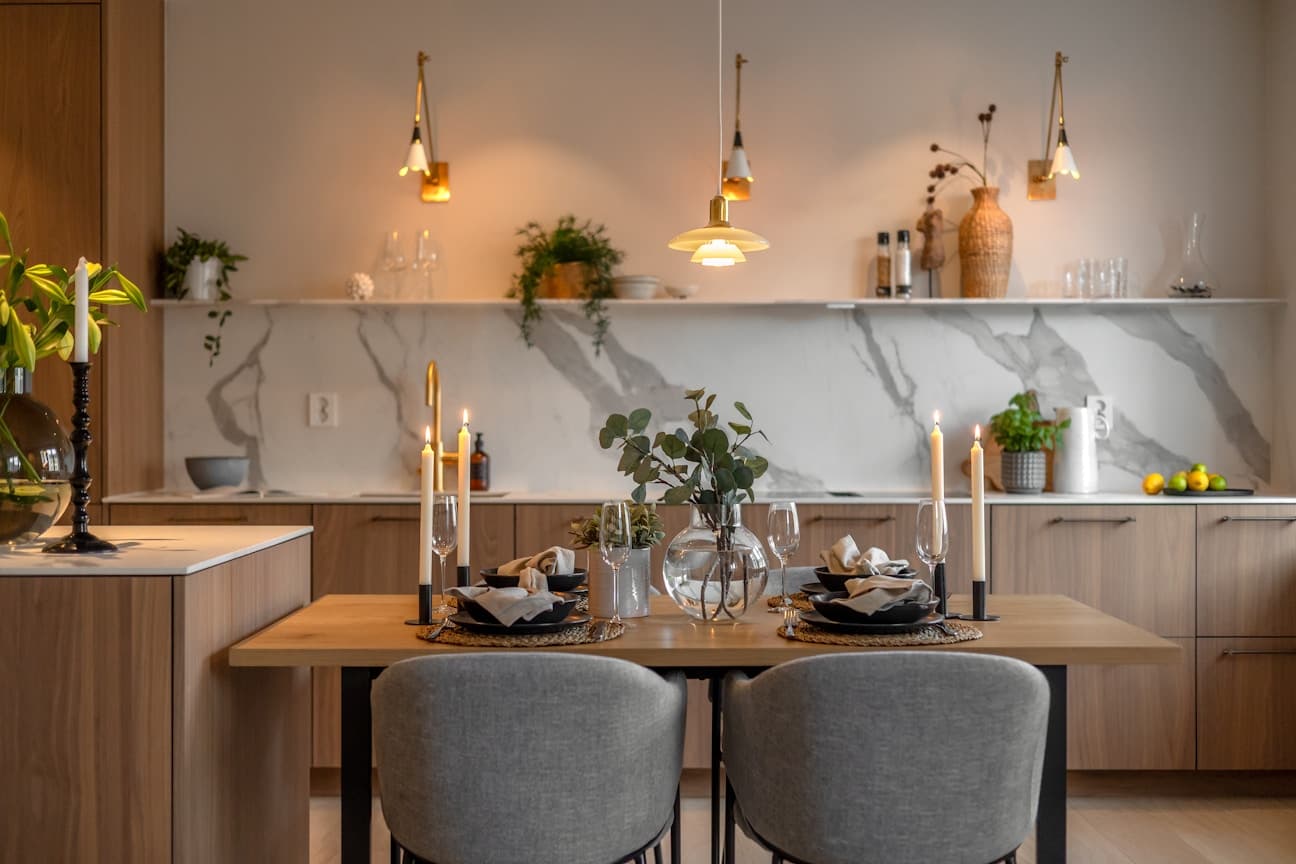 Nyt frokost og middag her. Louis Paulsen taklampe over bordet medfølger – tidløs eleganse og stemning.