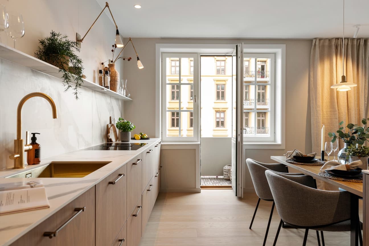 Leiligheten har en sørøstvendt balkong på ca. 3 kvm med adkomst fra kjøkkensonen.