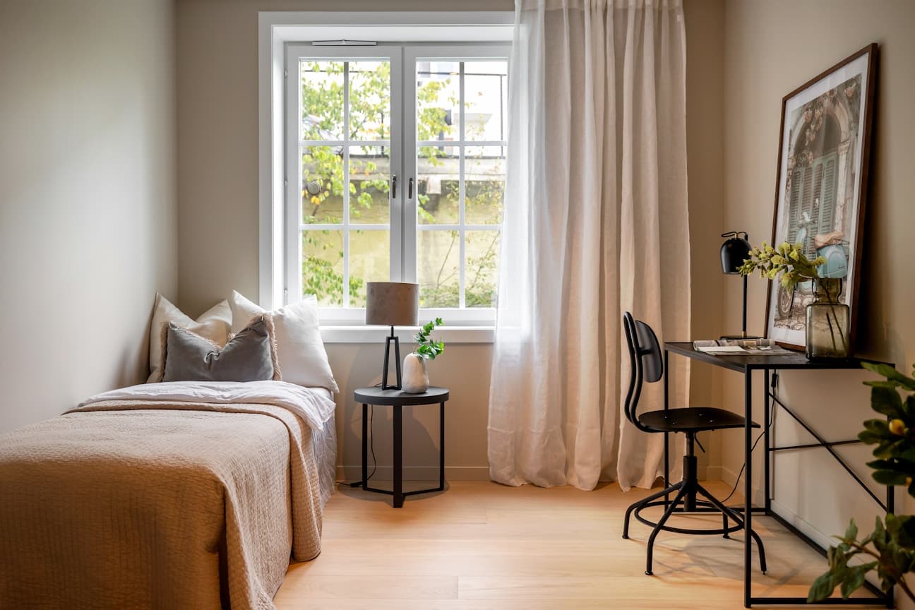 Begge soverommene ligger vendt mot rolig bakgård.