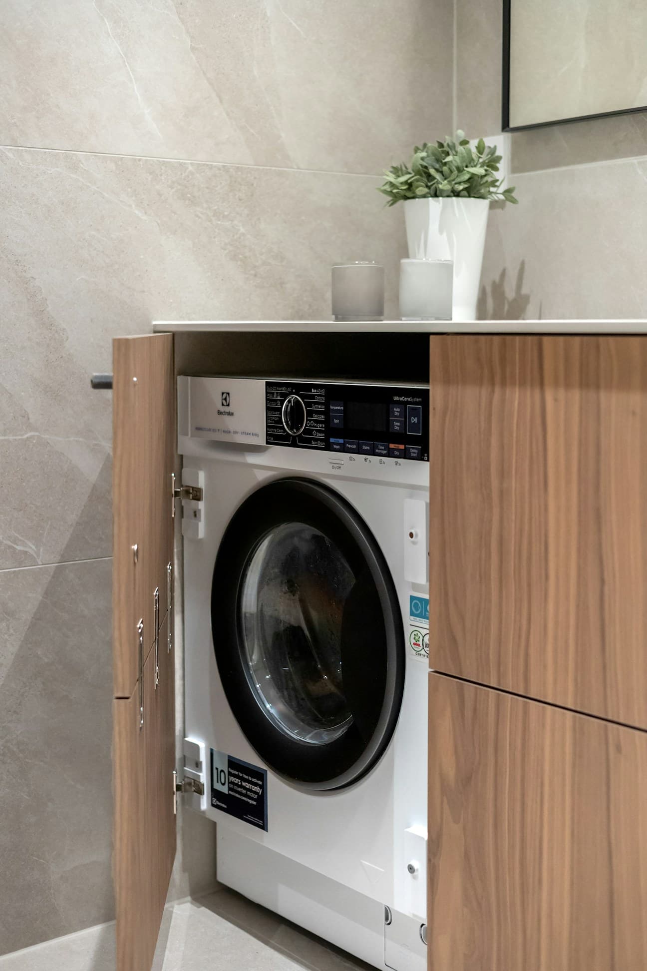 Badet har nisje for kombinert vaskemaskin og tørketrommel.