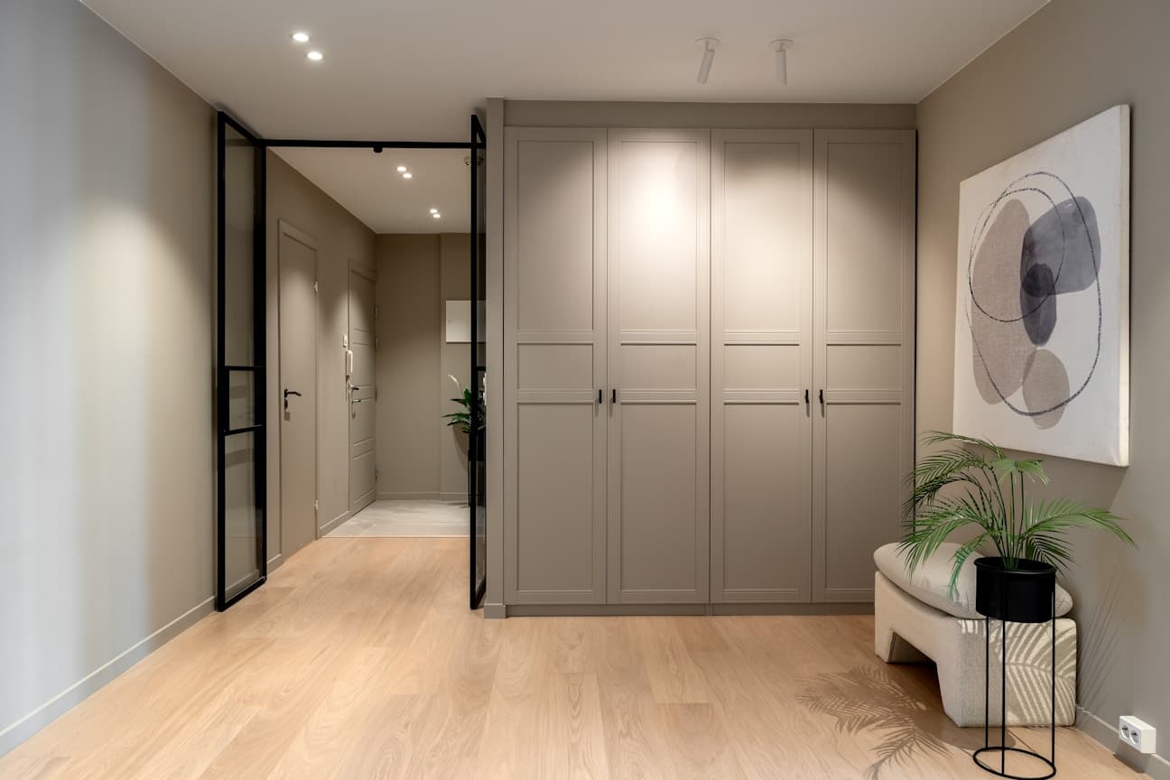 De store, tilpassede garderobeskapene i hallen gir rikelig med oppbevaringsplass og bidrar til en ryddig og funksjonell planløsning.