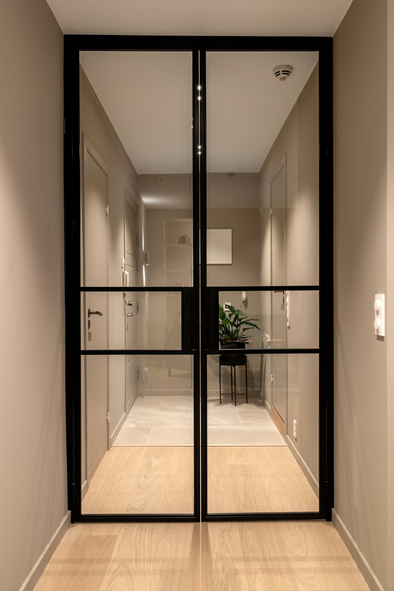 Leiligheten har en funksjonell entré med delvis flislagt gulv og varmekabler.