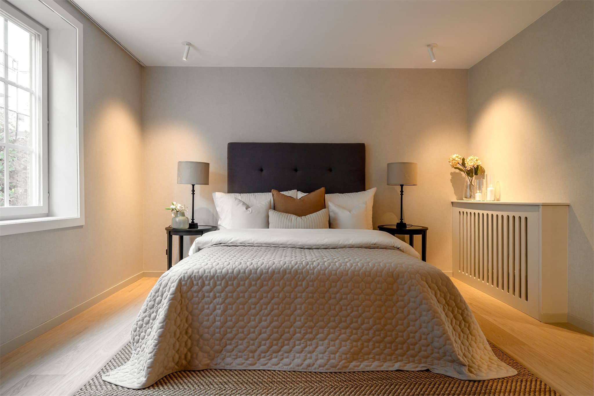 Rommet ligger stille og tilbaketrukket mot bakgård.