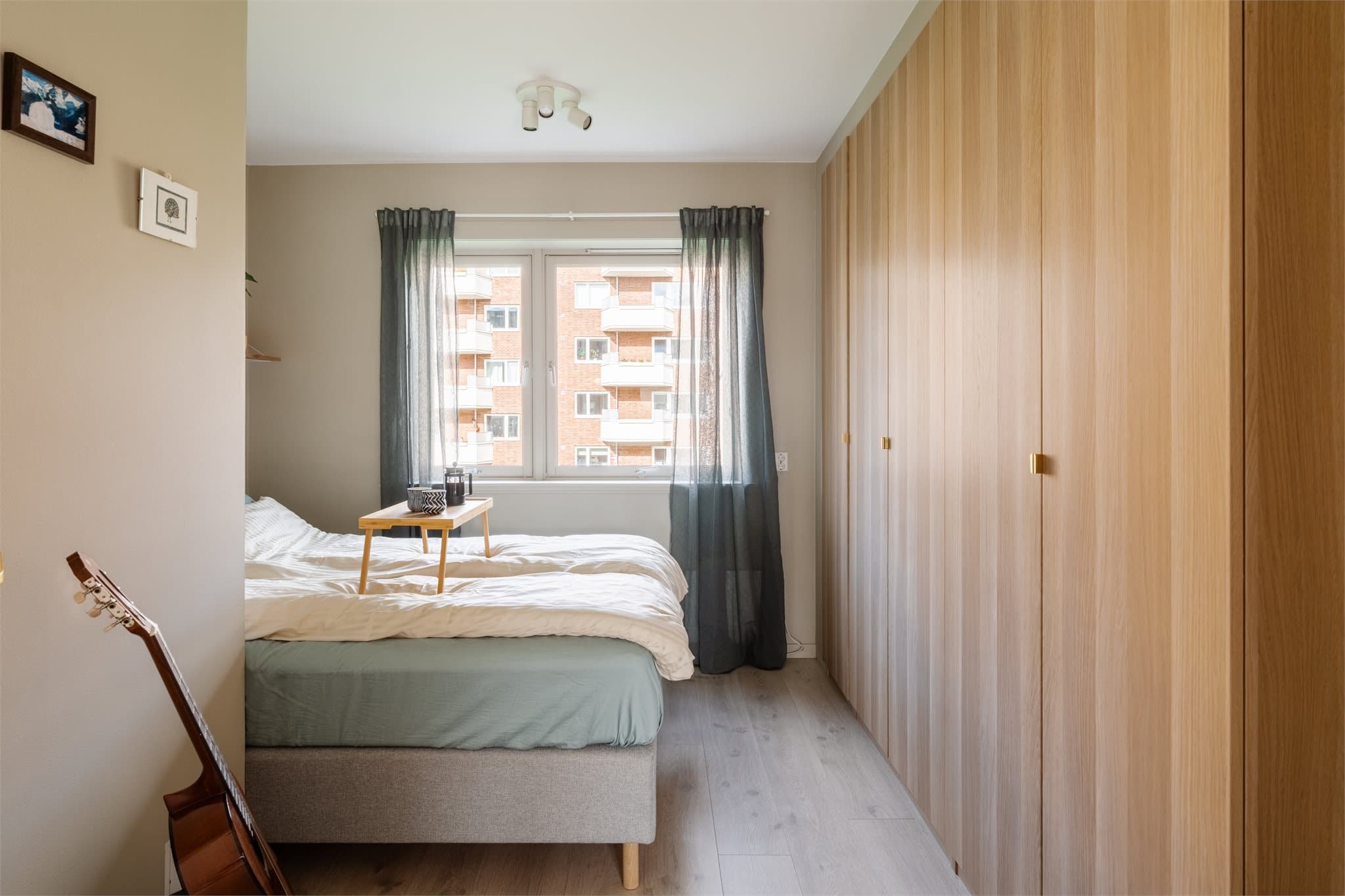Hovedsoverom med god plass til dobbeltseng og rikelig med skapplass.