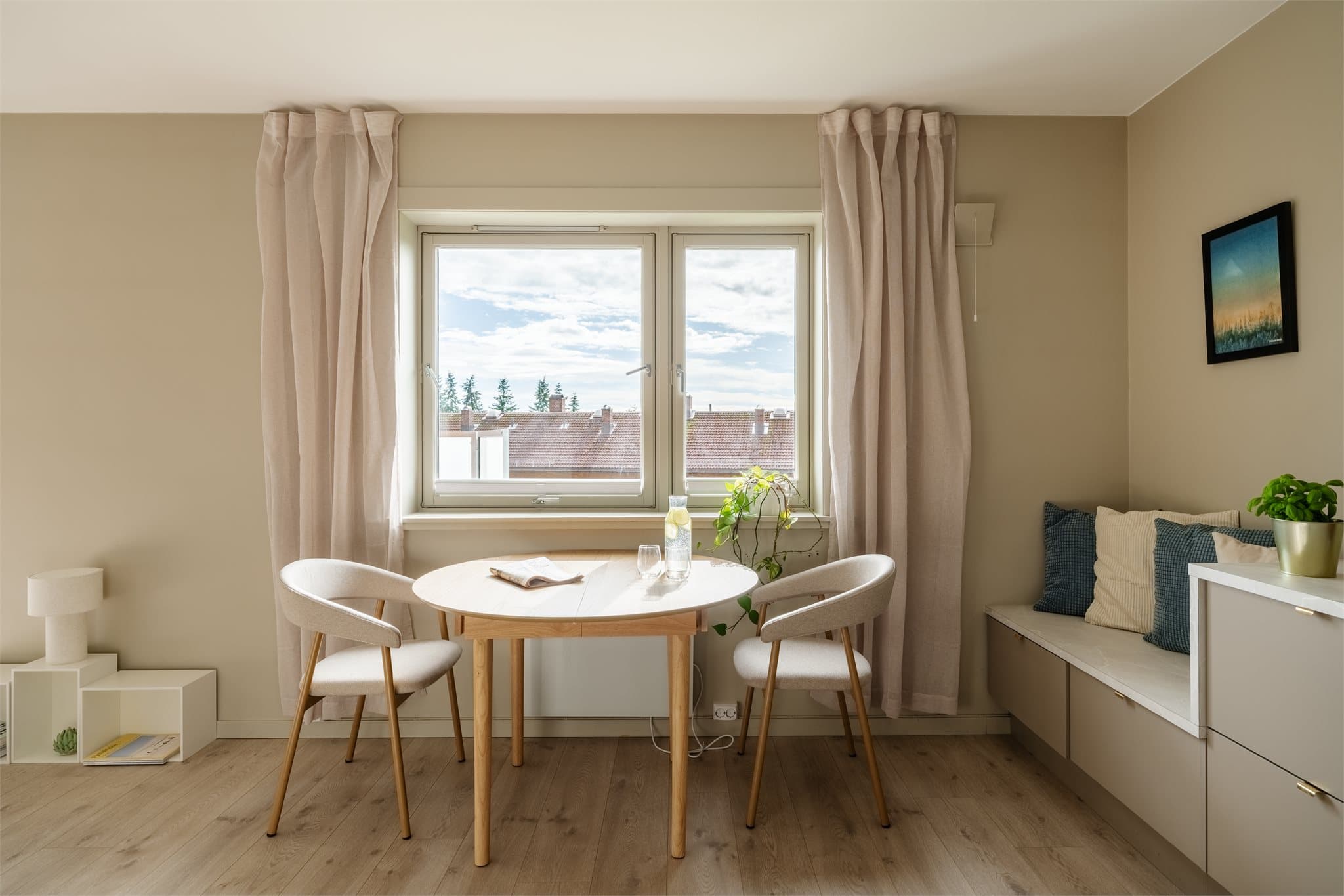 Hyggelig spiseplass plassert lyst til ved vinduet.