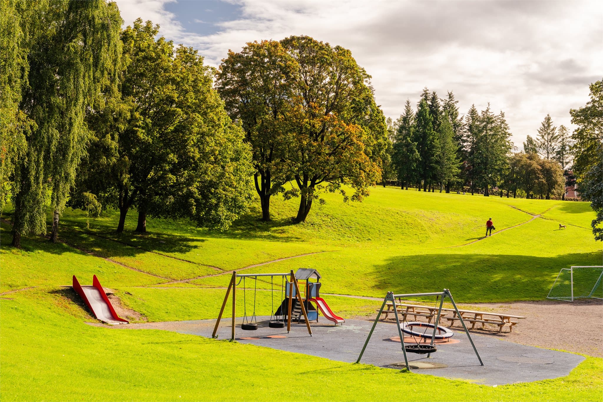 Torshovdalen ligger i umiddelbar nærhet med store parkområder og lekeplass.