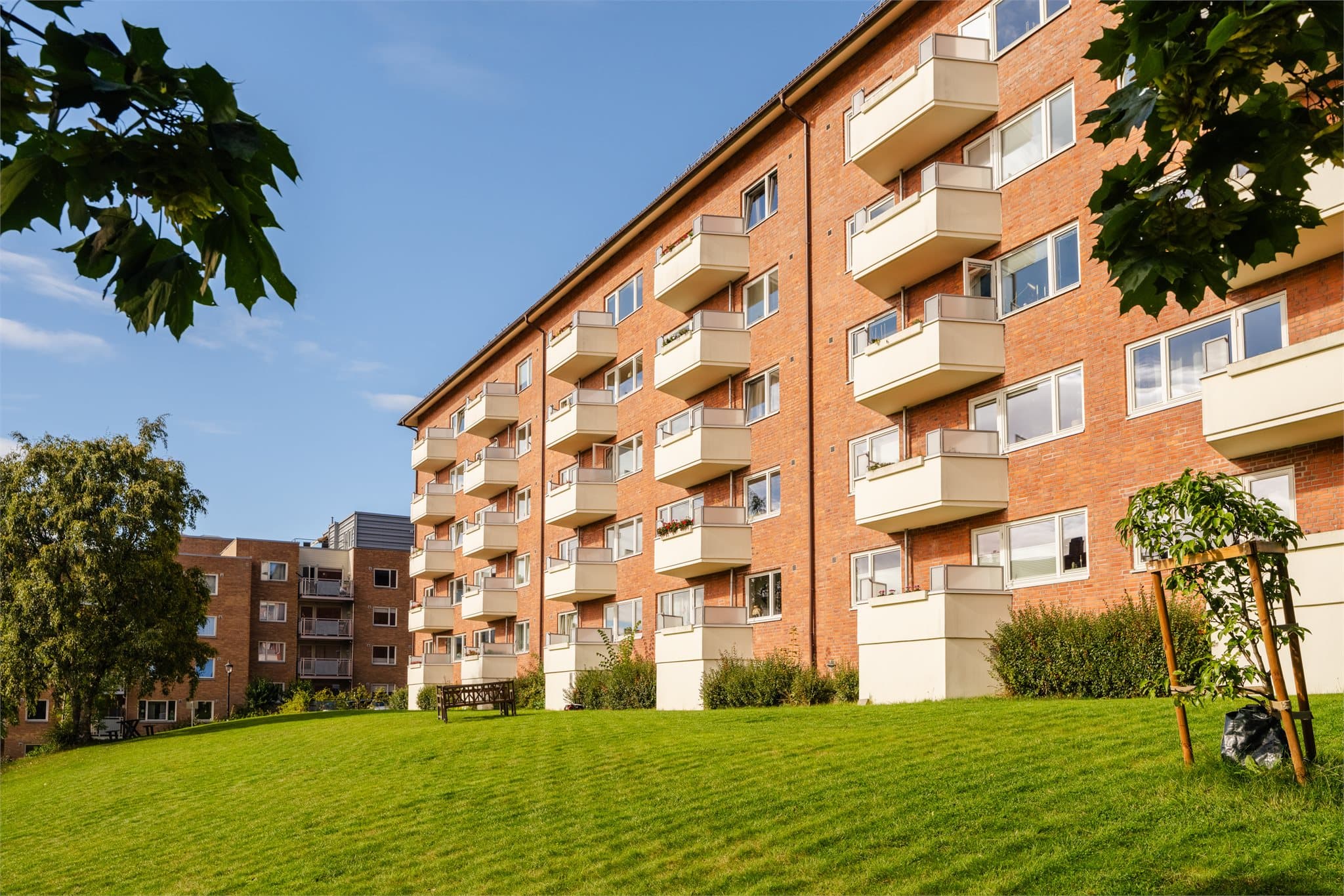 Borettslaget er kjent for sine grønne omgivelser og godt "pusterom" mellom boligblokkene.