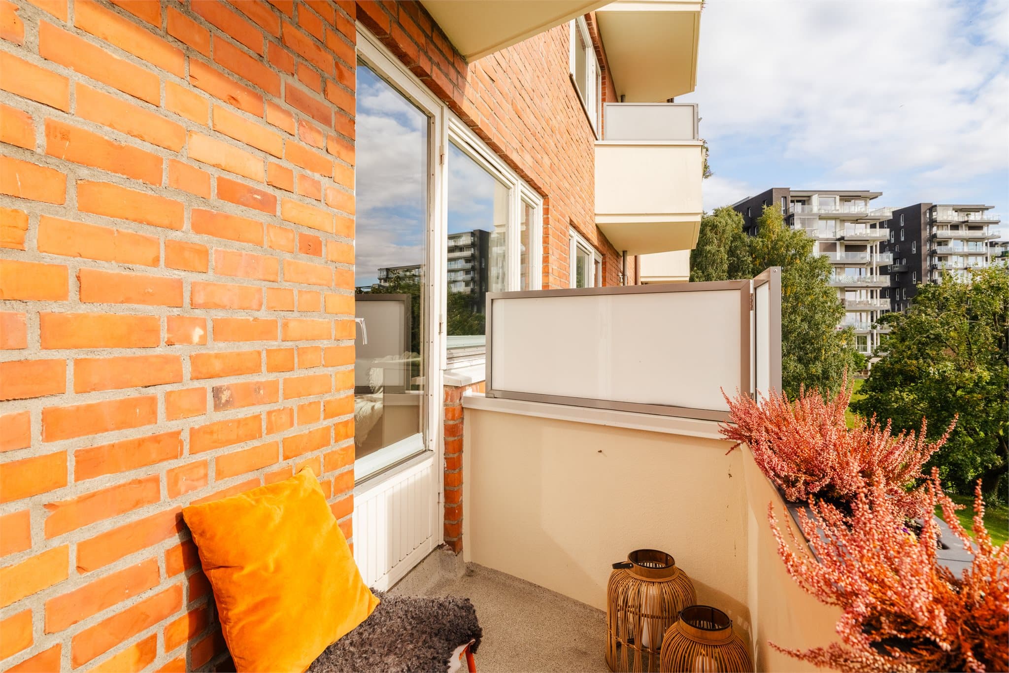 Sydvendt balkong på ca. 4 m² med gode solforhold og fin forbindelse med stue.