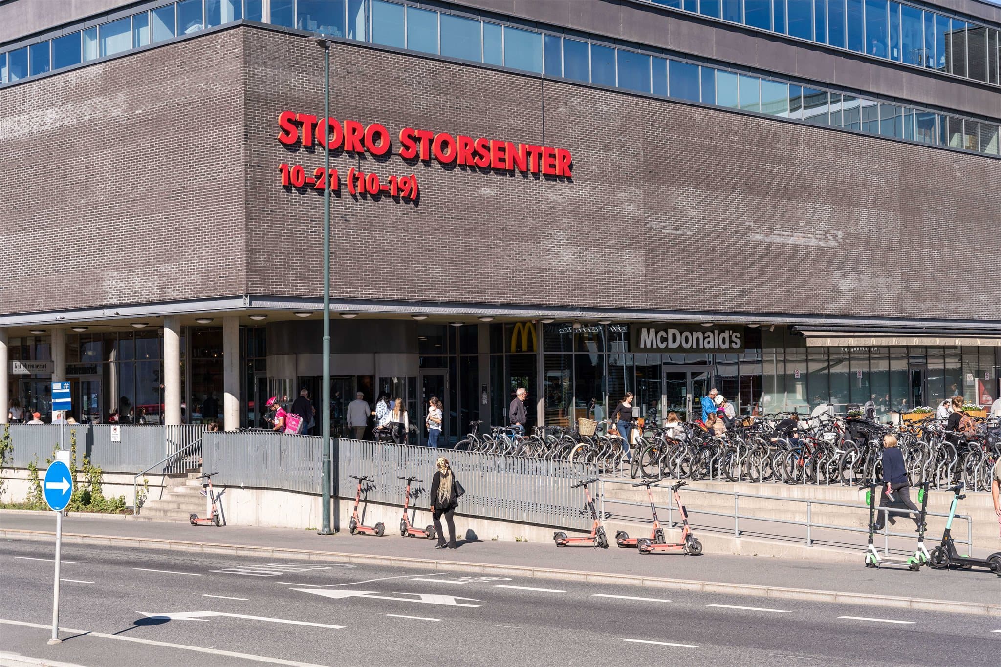 Thon Senter Storo er også like i nærheten.