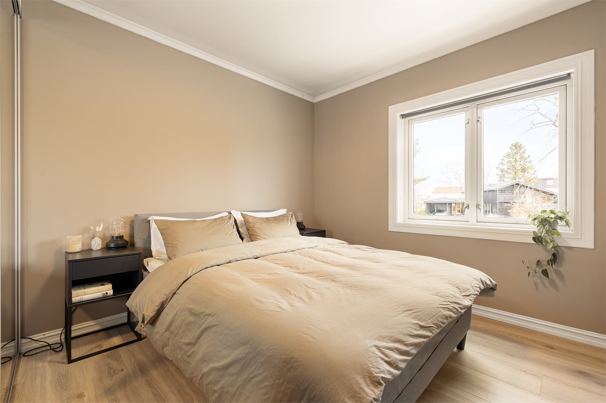 Hovedsoverommet måler 10 kvm og har god plass til både dobbeltseng og tilhørende møblement.