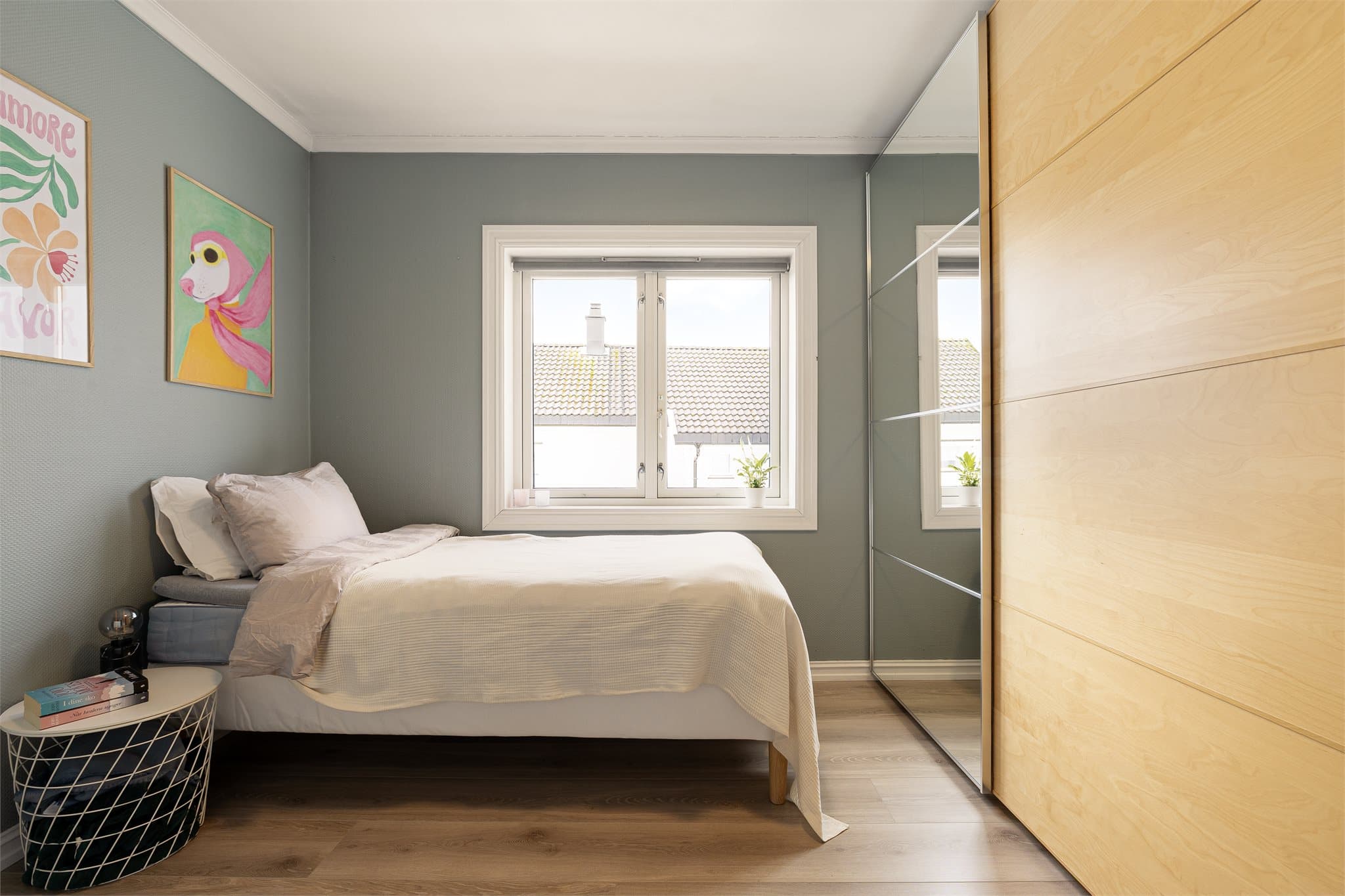 Begge soverommene er utstyrt med stor skyvedørsgarderobe som gir rikelig med lagringsplass.