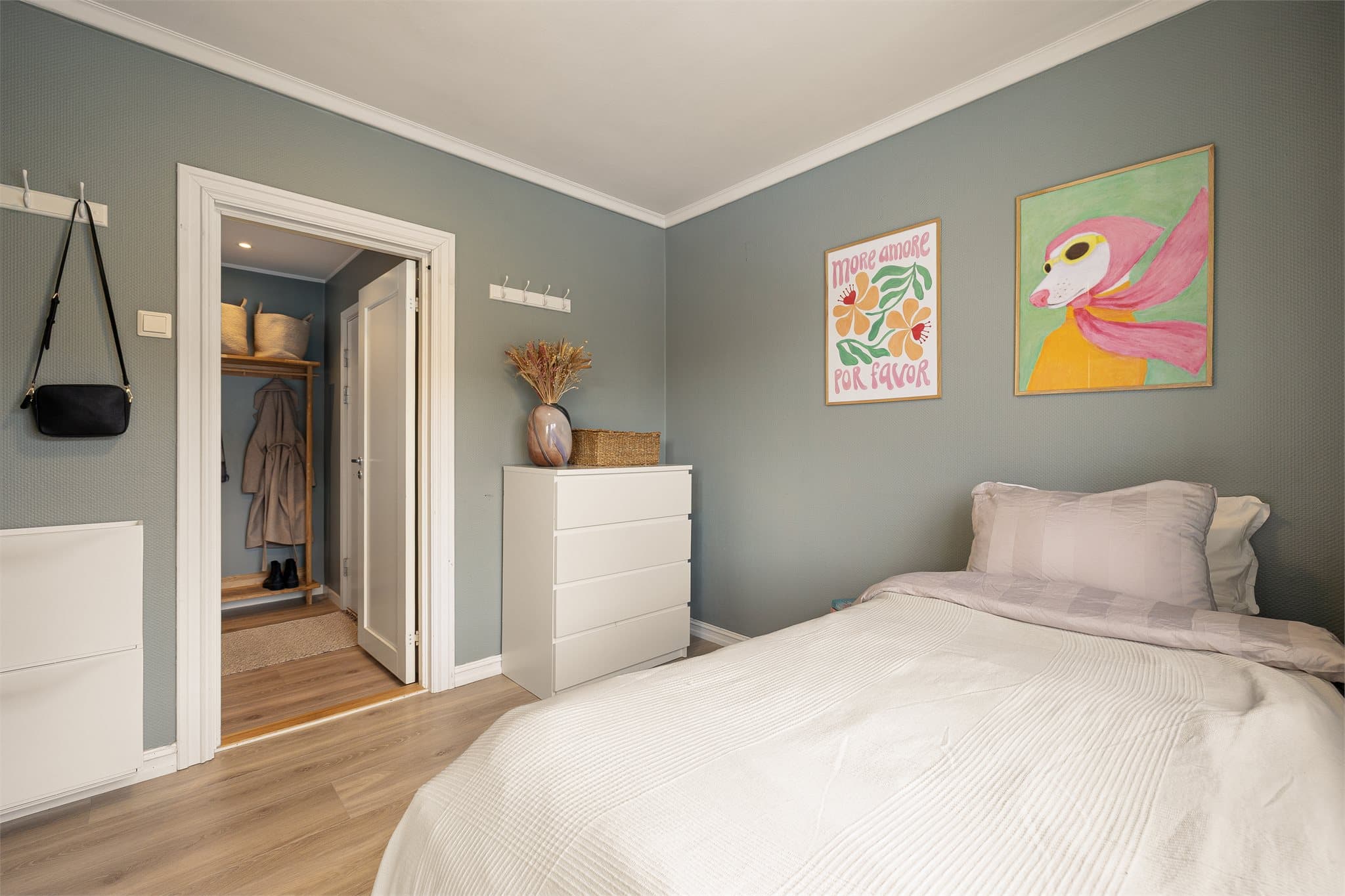 Soverom 2 måler 9 kvm og kan enkelt innredes etter ønske og behov.