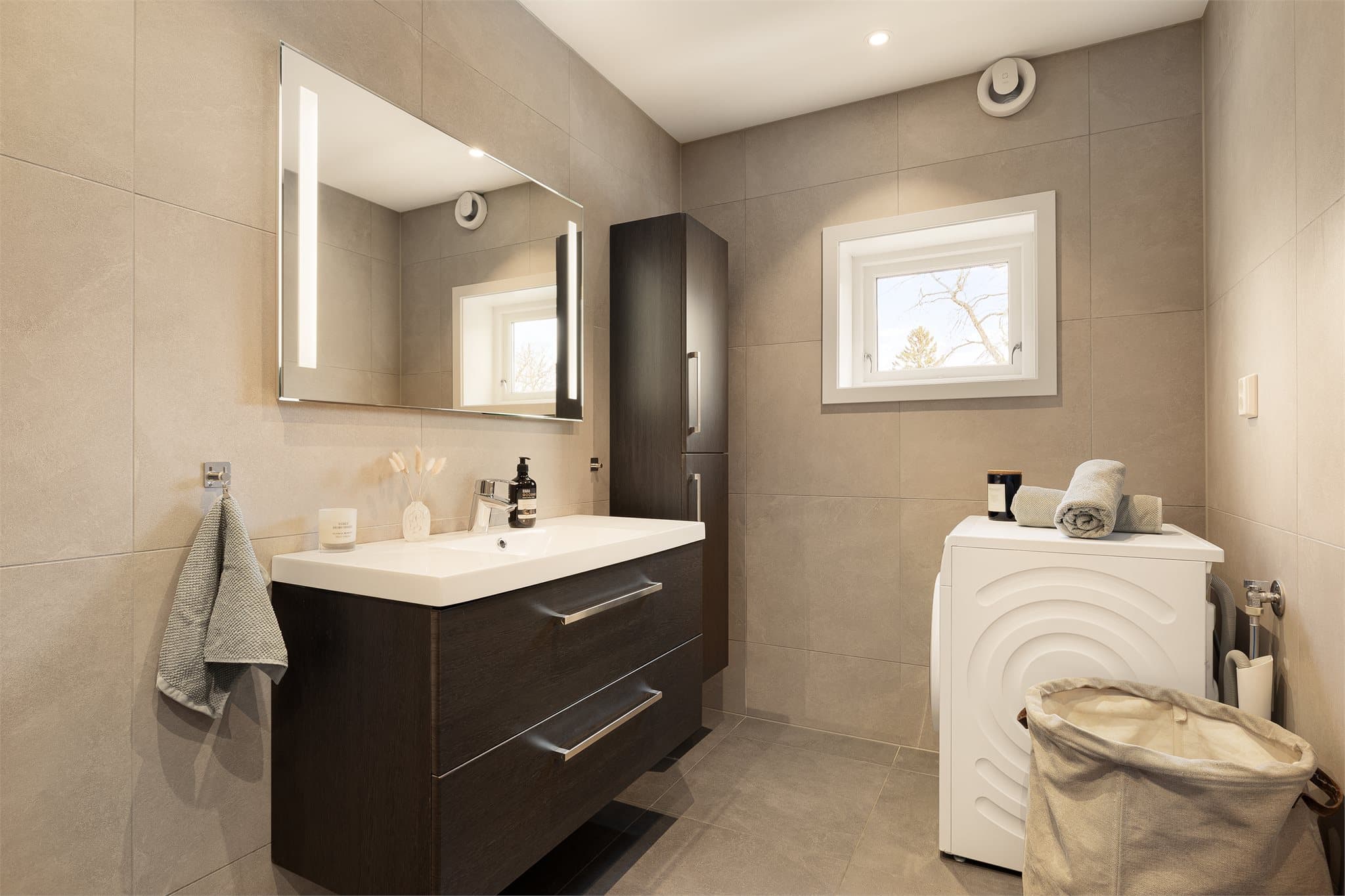 Baderommet ble oppgradert i 2018 og er utstyrt med servantinnredning, høyskap, toalett, dushjørne og opplegg for vaskemaskin.