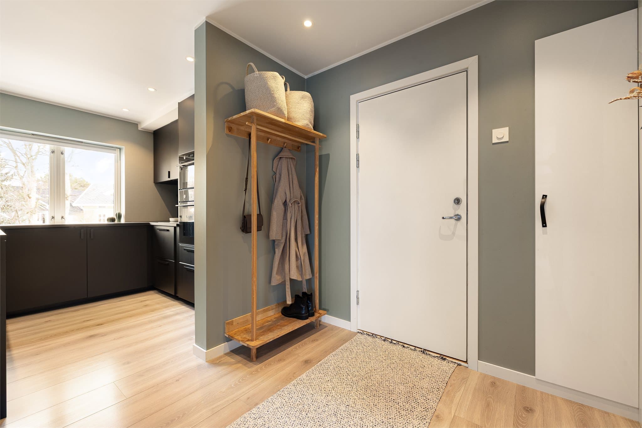 Lys og innbydende entré med plass til å henge fra seg yttertøyet.