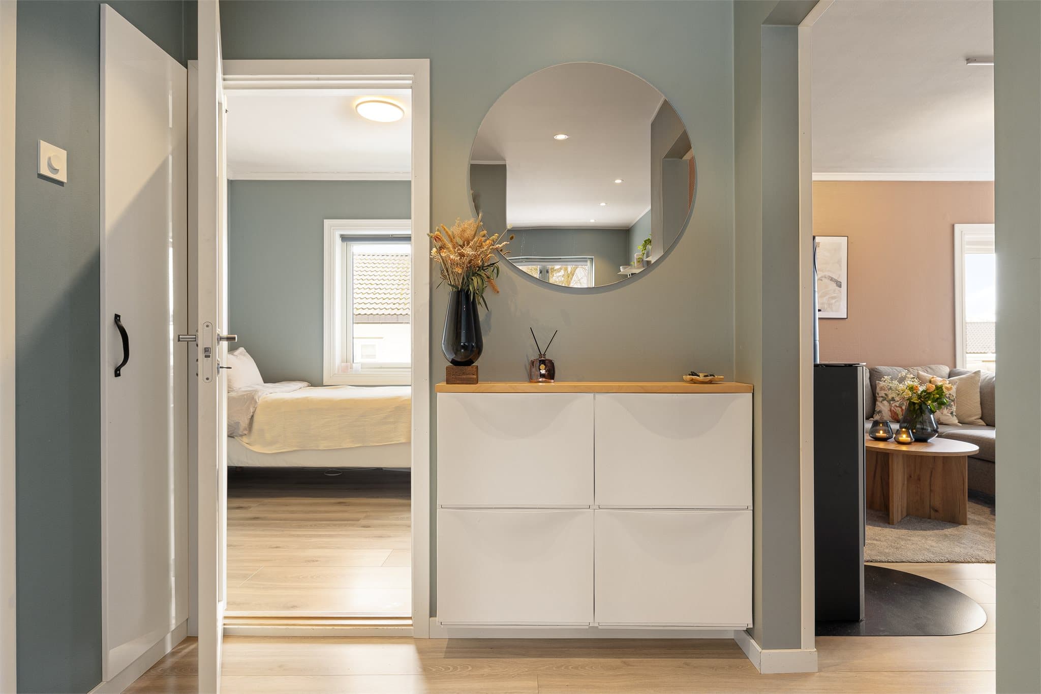 Boligen disponerer to boder i kjeller som gir gode lagringsmuligheter.