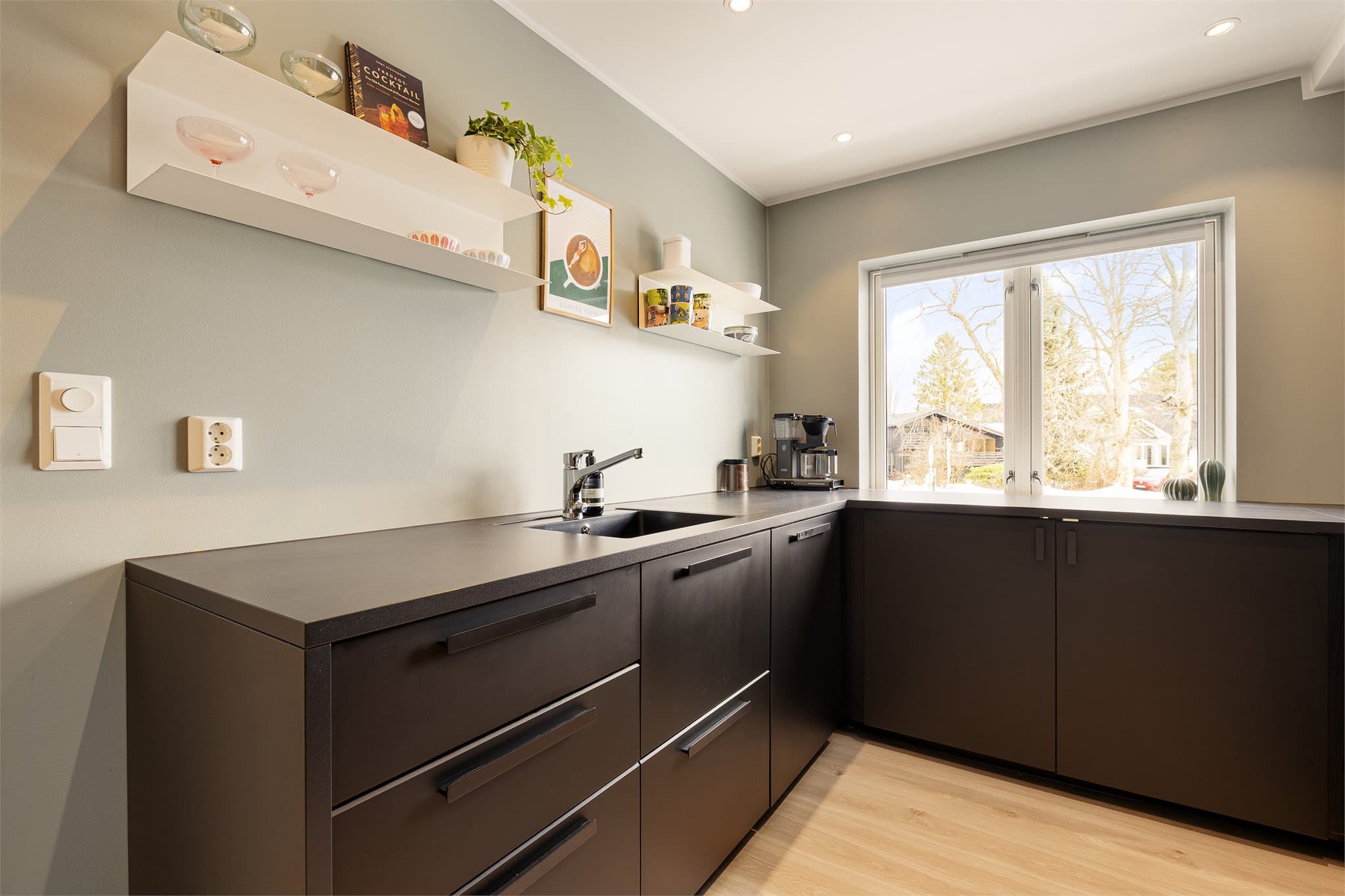 Kjøkkenet byr på gode arbeidsflater og praktiske løsninger som gjør matlagingen enkel.