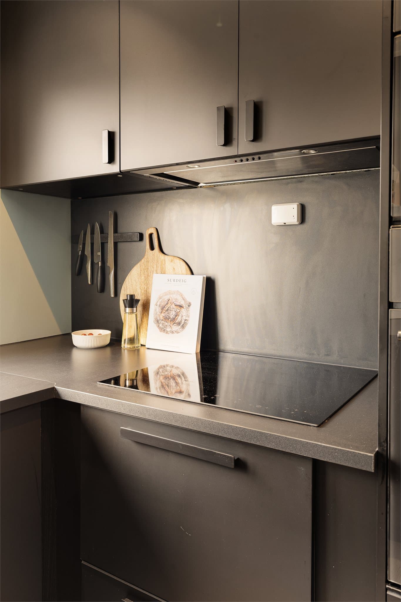 Kjøkkenet er utstyrt med integrerte hvitevarer.