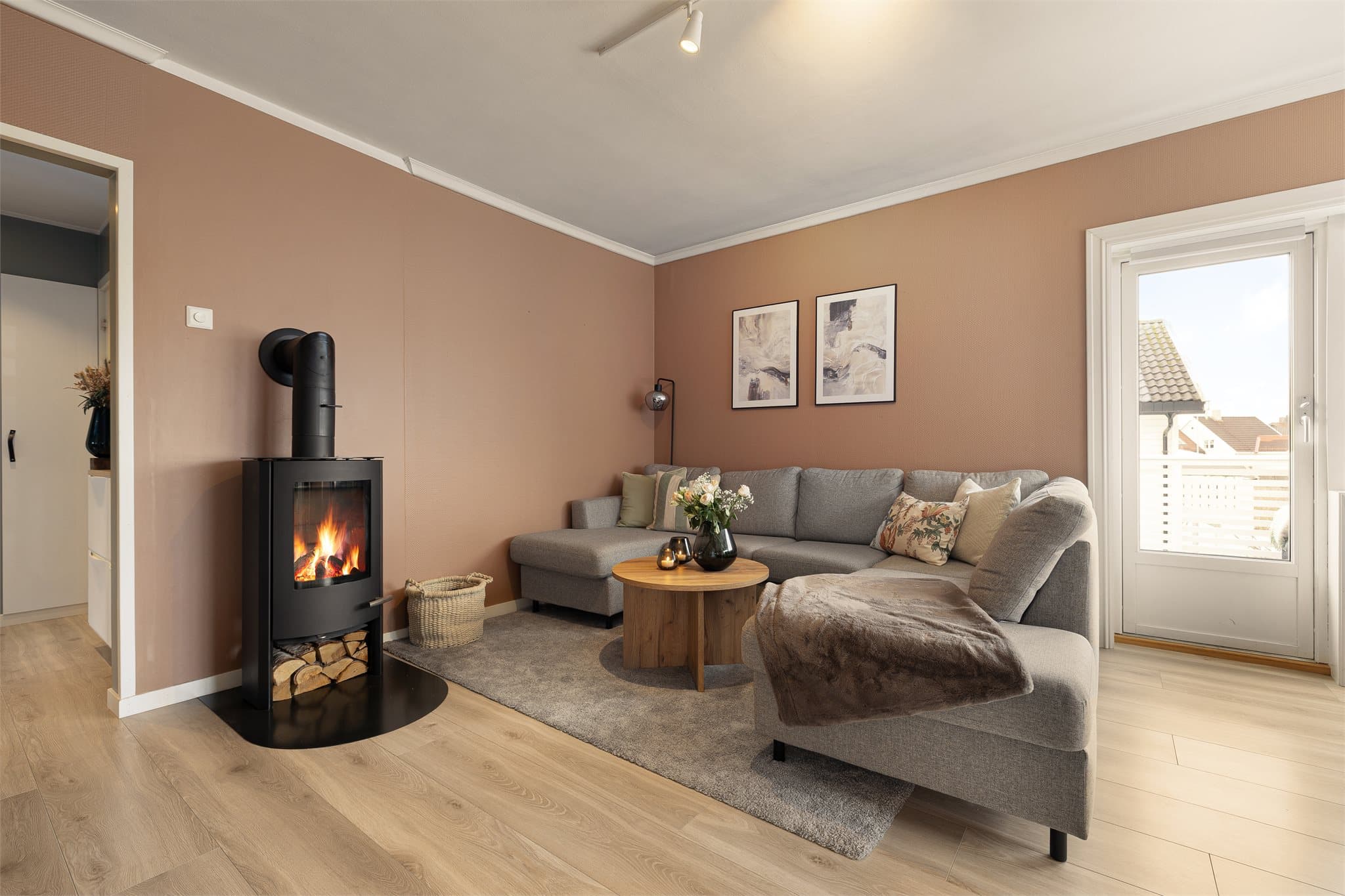 Vedovnen gir både god varme og en hyggelig atmosfære på kjøligere dager.